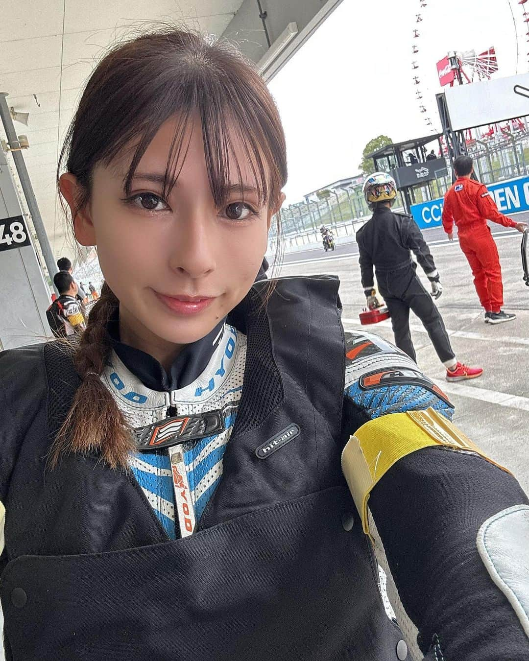 葉月美優さんのインスタグラム写真 - (葉月美優Instagram)「❥ラスト 鈴鹿Mini-Moto   まさかの私の走行では全ポスト、レッドクロスの瞬間が…☔  久々の鈴鹿で、なんだか去年より思い切り走れなかったけど、スピードとタイムは上がってるみたい。 ミニバイクって難しいなぁ。  そして、鈴鹿って本当に難しい！！！！  3枚目の写真は、サインボードエリアにいる仲間に向って 『もぅ無理〜』と、めげたサインを送っているところ😂 気持ちに負ける自分の良くないところね…ww  でも、ラスト参戦できてよかった(*´ω｀*)  #moto #minimoto #minibike #bikegirl #grom #hondabike #racequeen #biketouring #touring #motovlog #hyod  #alpinestars #バイク女子 #グロム #バイクファッション #バイク女子フォト #鈴鹿サーキット #サーキット女子 #ミニバイク #ミニバイクレース #ミニモト #耐久レース #ロードバイク #ホンダドリーム #ホンダバイク #バイク女子と繋がりたい #バイクが好きだ #バイク乗りと繋がりたい #サーキットトレーニング #レースクイーン」11月15日 23時43分 - miu_haduki