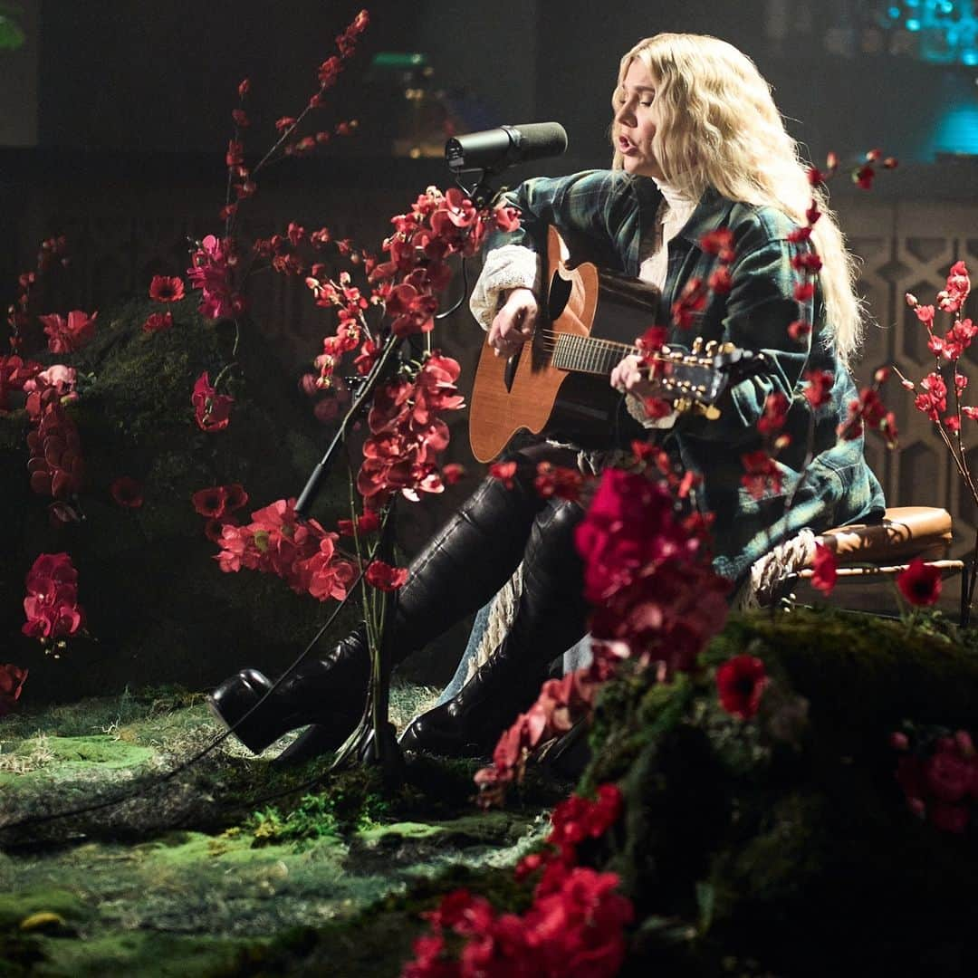 キンバリー・ペリーのインスタグラム：「in my heaven i’ll play songs in my husband’s flannel shirts among red and pink flowers in a big room with a disco ball. also i did that on earth. coming so soon.   what’s gonna be in your heaven?」