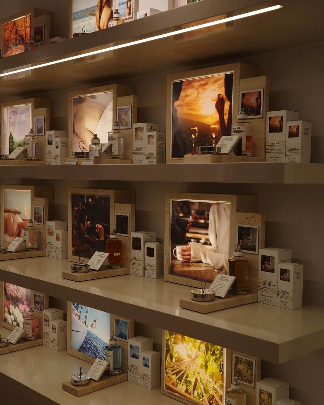 佐藤涼実さんのインスタグラム写真 - (佐藤涼実Instagram)「@maisonmargielafragrances  HOLIDAYCOLLECTION "FLASHING MEMORIES"   歴代のファッションアイテムからインスパイアされた 煌びやかなSILVERとGOLDの限定ボトルで ホリデーシーズンをより華やかに🪩   愛してやまない"REPLICA"♡  #maisonmargielafragrances  #flashingmemories #pr」11月15日 23時48分 - suzumi_sato