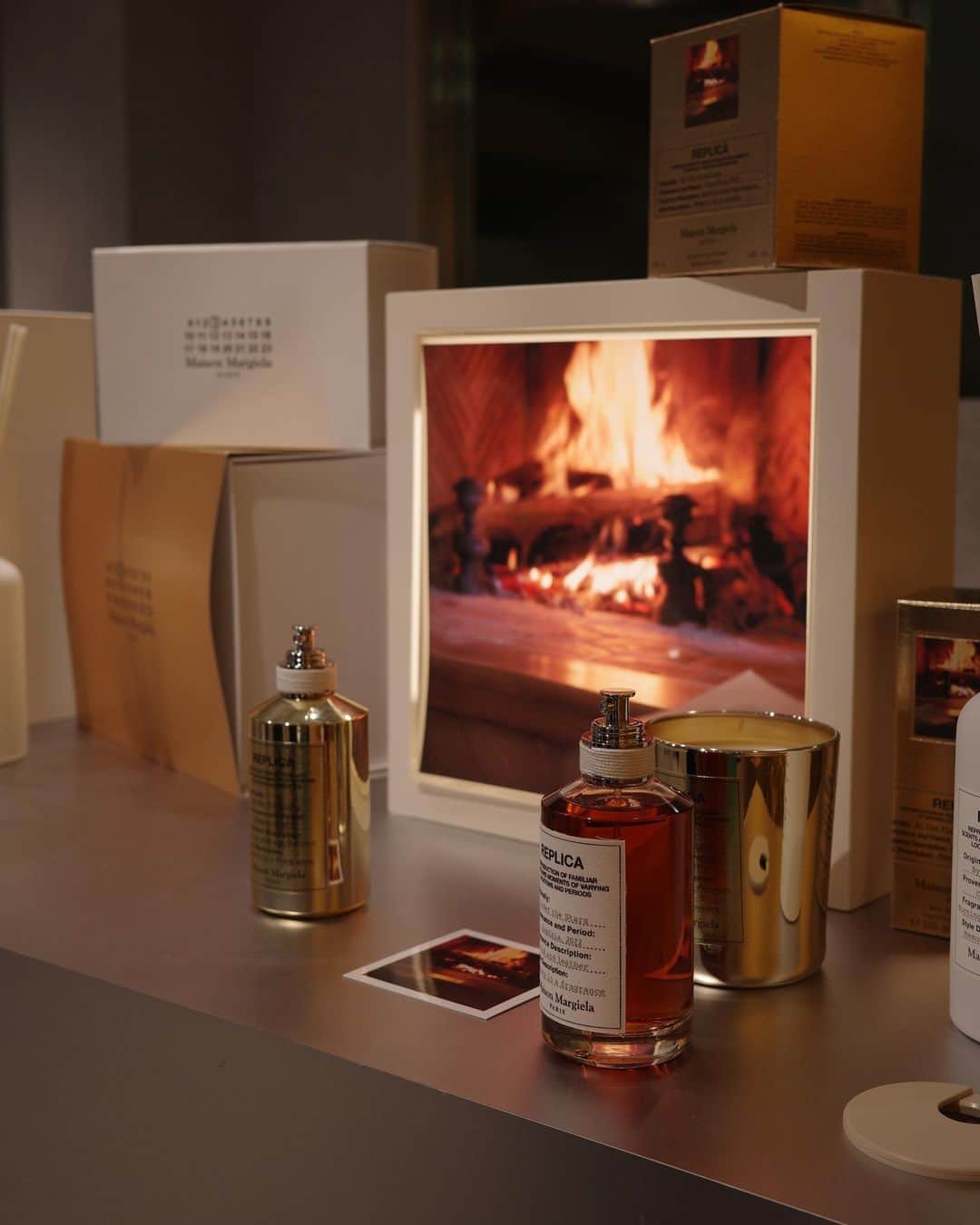 佐藤涼実のインスタグラム：「@maisonmargielafragrances  HOLIDAYCOLLECTION "FLASHING MEMORIES"   歴代のファッションアイテムからインスパイアされた 煌びやかなSILVERとGOLDの限定ボトルで ホリデーシーズンをより華やかに🪩   愛してやまない"REPLICA"♡  #maisonmargielafragrances  #flashingmemories #pr」