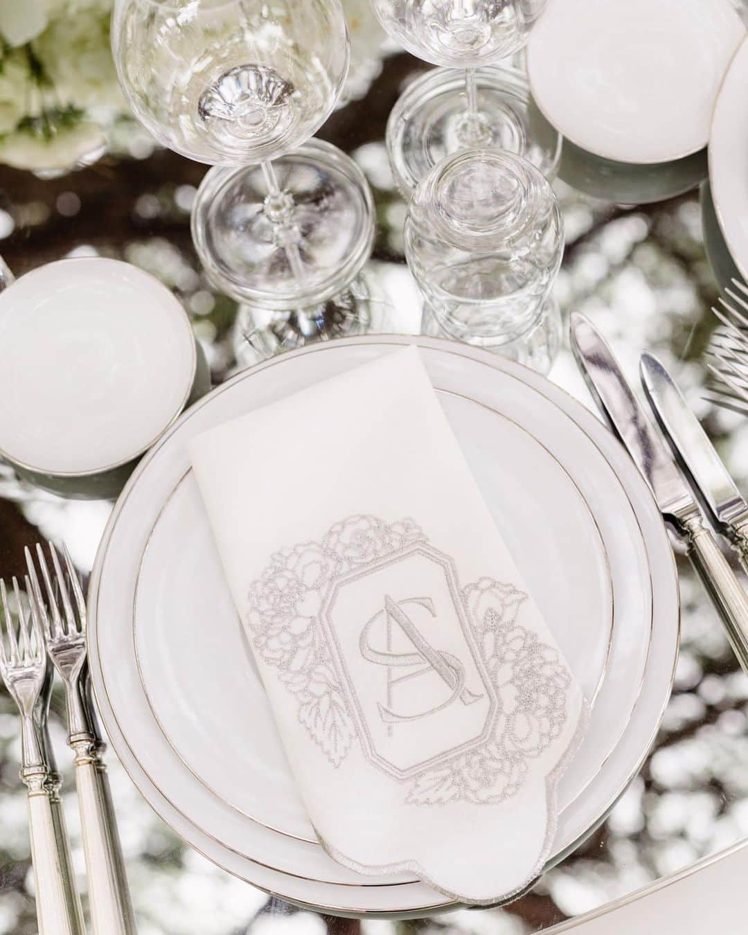 Ceci Johnsonさんのインスタグラム写真 - (Ceci JohnsonInstagram)「WEDDING | S&A’s wedding day unfolded like a dream, resembling a white cloud flower fantasy. In harmony with the theme, we designed the napkins, menu, and invitation page in a palette of white and silver. The invitation itself showcased their wedding day florals, transitioning guests from paper to reality. For the reception, we crafted a menu featuring a silver mirror laser-cut border surrounding a white acrylic center, drawing inspiration from French brocade patterns. Complementing this, silver-embroidered napkins adorned with their monogram added the perfect finishing touch.  #CeciCouture ⠀⠀⠀⠀⠀⠀⠀⠀⠀ CREATIVE PARTNERS Planning & Design: @lavenderandroseweddings Luxury Invitation & Event Branding: @cecinewyork Venue & Catering:  @fscapferrat Cake: @bastien_blanc_tailleur Photography: @daniloandsharon Videography: @chromata_films_weddings Production: @deco_flamme Tableware: @latinidesign @maison_options Floral Design: @roni_floral_design Music:  @qart.events @alexandramillerinsta @adilmaksutovic @cecaraznatovic @cobi.v Entertainment: @nuart_events @prodiammclescure @pyrokervenka @blackbirdcage @houseofpyramid ⠀⠀⠀⠀⠀⠀⠀⠀⠀ #cecinewyork #ceciwedding #lavenderandroseweddings #luxuryinvitations #elegantdesigns #coutureinvites #opulentdetails #bespokeinvitations #chiccelebrations #artistryininvitations #highenddesigns #luxurystationery #premiuminvitations #exquisitedetails #invitationelegance #celebrateinstyle #glamorousinvites #luxurycelebrations #finestationery #customizedelegance #celebrationperfection #invitationcouture #elevateyourevent #luxuryeventplanning #unforgettableinvites」11月15日 23時48分 - cecinewyork