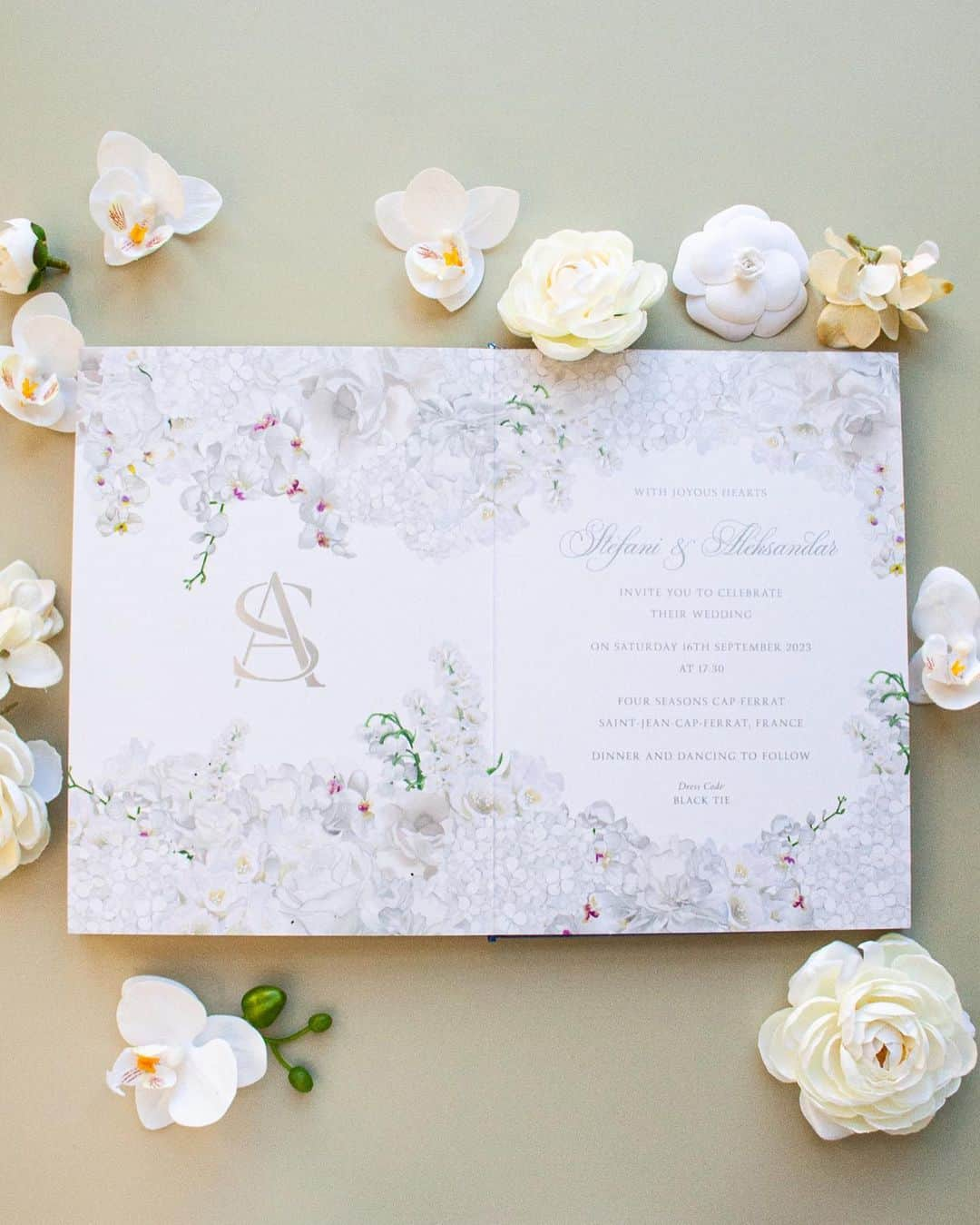 Ceci Johnsonさんのインスタグラム写真 - (Ceci JohnsonInstagram)「WEDDING | S&A’s wedding day unfolded like a dream, resembling a white cloud flower fantasy. In harmony with the theme, we designed the napkins, menu, and invitation page in a palette of white and silver. The invitation itself showcased their wedding day florals, transitioning guests from paper to reality. For the reception, we crafted a menu featuring a silver mirror laser-cut border surrounding a white acrylic center, drawing inspiration from French brocade patterns. Complementing this, silver-embroidered napkins adorned with their monogram added the perfect finishing touch.  #CeciCouture ⠀⠀⠀⠀⠀⠀⠀⠀⠀ CREATIVE PARTNERS Planning & Design: @lavenderandroseweddings Luxury Invitation & Event Branding: @cecinewyork Venue & Catering:  @fscapferrat Cake: @bastien_blanc_tailleur Photography: @daniloandsharon Videography: @chromata_films_weddings Production: @deco_flamme Tableware: @latinidesign @maison_options Floral Design: @roni_floral_design Music:  @qart.events @alexandramillerinsta @adilmaksutovic @cecaraznatovic @cobi.v Entertainment: @nuart_events @prodiammclescure @pyrokervenka @blackbirdcage @houseofpyramid ⠀⠀⠀⠀⠀⠀⠀⠀⠀ #cecinewyork #ceciwedding #lavenderandroseweddings #luxuryinvitations #elegantdesigns #coutureinvites #opulentdetails #bespokeinvitations #chiccelebrations #artistryininvitations #highenddesigns #luxurystationery #premiuminvitations #exquisitedetails #invitationelegance #celebrateinstyle #glamorousinvites #luxurycelebrations #finestationery #customizedelegance #celebrationperfection #invitationcouture #elevateyourevent #luxuryeventplanning #unforgettableinvites」11月15日 23時48分 - cecinewyork