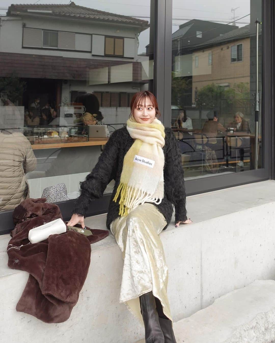 涼佳のインスタグラム：「今年もマフラーの季節がやってきました🧣  @acnestudios のマフラーは今年も活躍の予定✌︎ @the_toe_official のカーディガンもっふもふであったかい〜🤍 みんなあったかくして冬乗り切ろう✊🏻  🏷️ tops  @the_toe_official  skirt  @enof_01  skirf  @acnestudios  boots  @maisonmargiela」