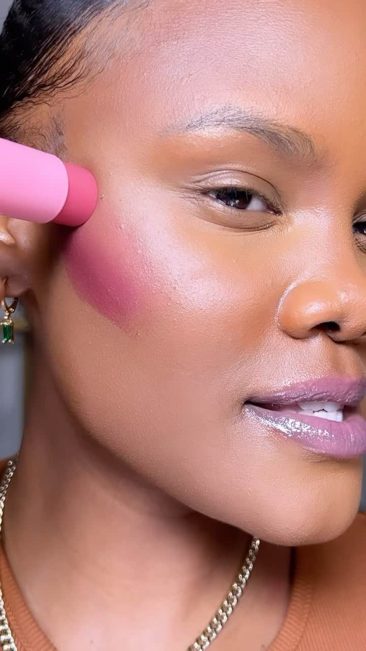 パット・マグラスのインスタグラム：「BLUSHING BEAUTY 🌸💫🌸 Sending LOVE to the gorgeous @alejayofficial showcasing *SMASH HIT*  Legendary Glow Colour Balm in ‘FORBIDDEN FLEUR’ & ‘DIVINE ROSE’. 🌸💫🌸 Shop NOW at PATMcGRATH.COM and @sephora   💫STARRING💫 Divine Blush: Legendary Glow Colour Balm ‘DIVINE ROSE’ - Soft Rose ‘FORBIDDEN FLEUR’ - Rich Berry Skin Fetish: Sublime Perfection Concealer」