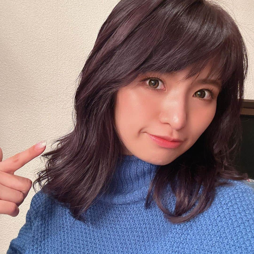 MARIA-Eさんのインスタグラム写真 - (MARIA-EInstagram)「⁡ 色々と派手な髪色やって来ましたが 最近は、自分の中で暗髪がキテるみたい。 ⁡ さりげなく紫も入れてもらいました✌️💜 ⁡ 前髪は、まじでいつも適当に 自分で切ってますwwww ⁡ #美容院 #カラーチェンジ」11月15日 23時52分 - maria.eeee