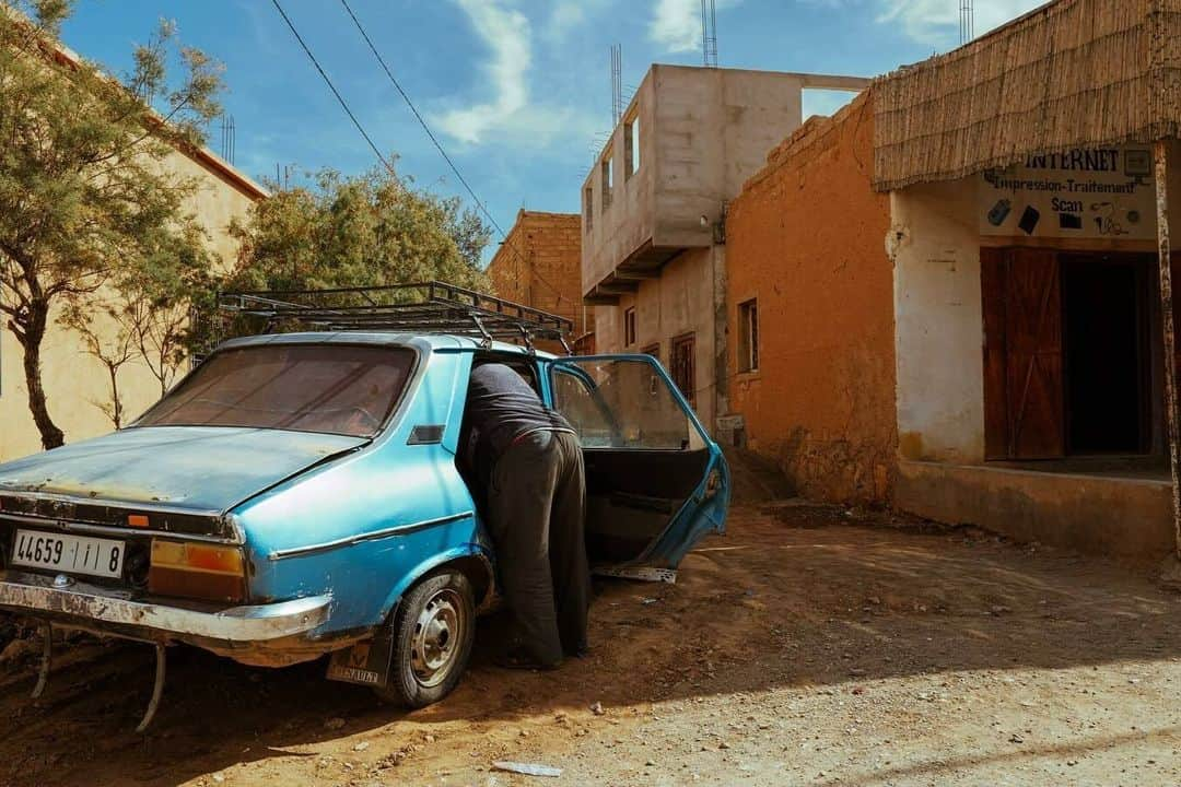 ライカのインスタグラム：「Blue car  It's a bit like packing a suitcase; you never quite know what's inside. The man at the car hides both the cargo and his expression. What adventures are tucked away? Share your wild guesses!  📷:@gettons #LeicaCamera #Leica #🔴📷」