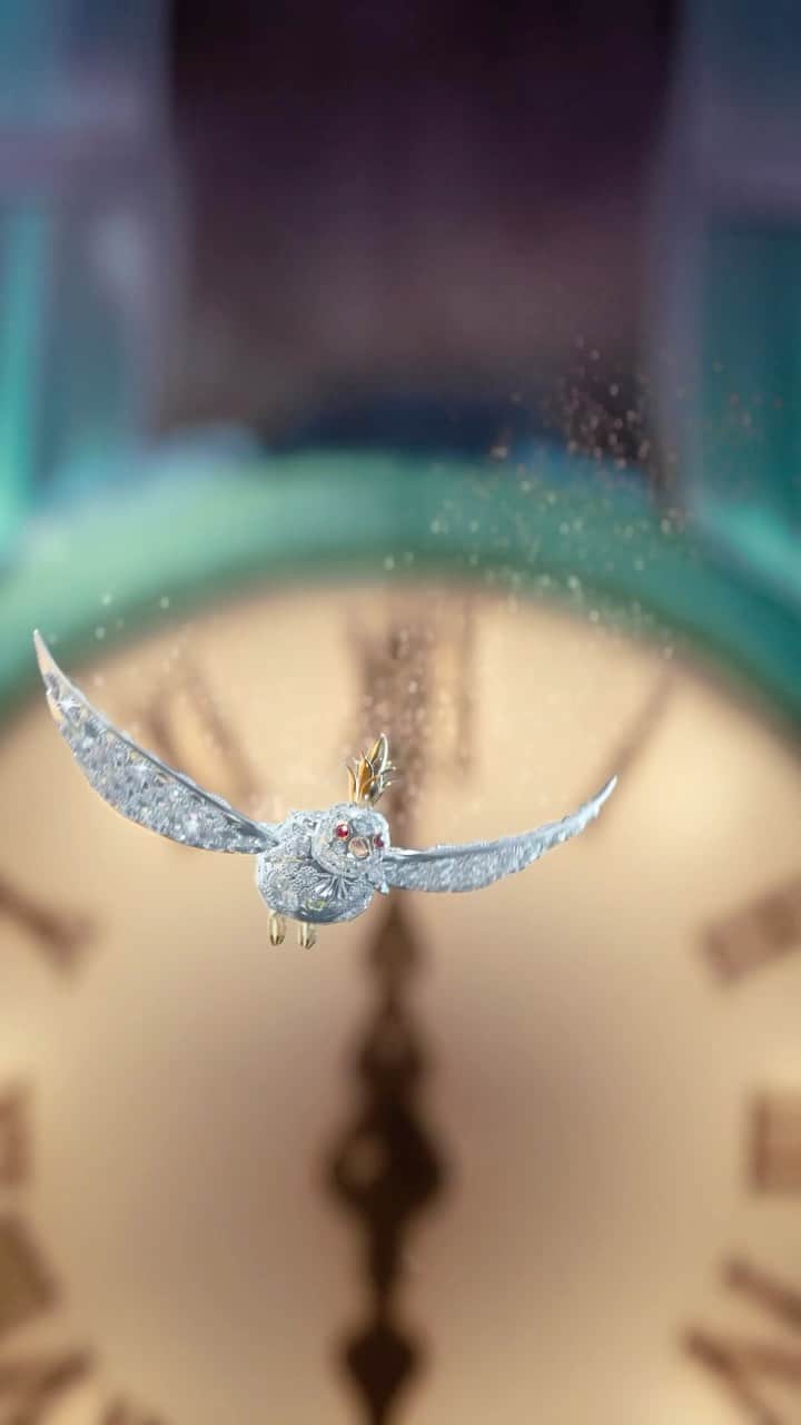 ティファニーのインスタグラム：「Moments of wonder await. Brilliant possibilities take flight. A new chapter begins with a single spark. This is the season to let love light the way. Link in bio. #ATiffanyHoliday #TiffanyAndCo」
