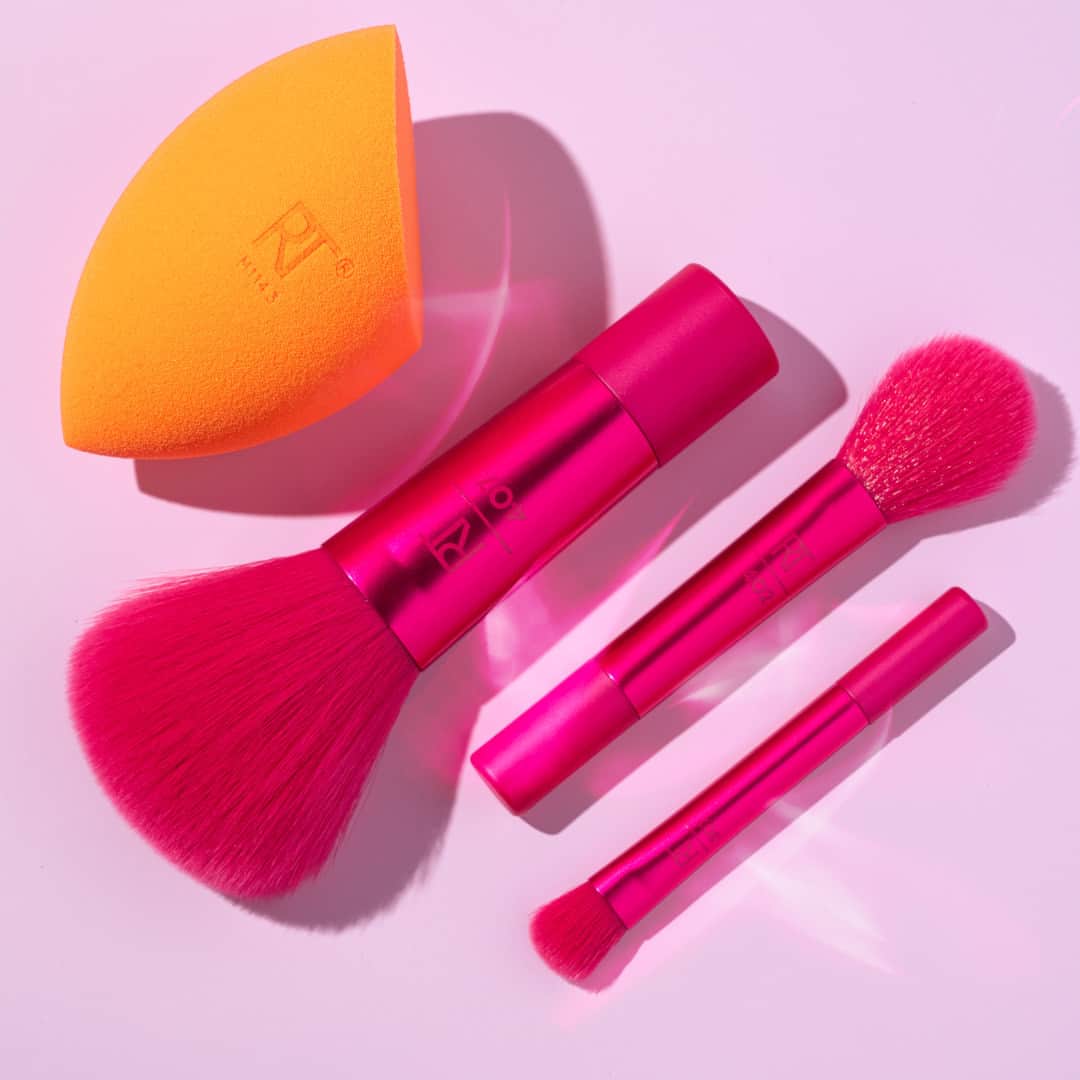 Real Techniquesのインスタグラム：「Hot pink AND mini? It's an immediate yes 🛍️  The Mini Holidaze Brush + Sponge Set has all your blending covered perfectly sized for on-the-go.  Shop now @amazon」