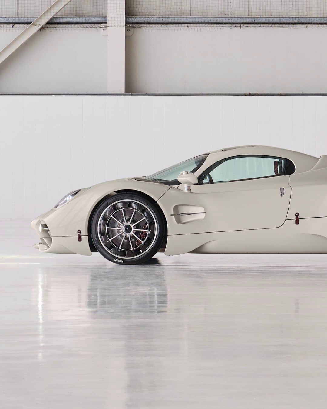 パガーニ・アウトモビリのインスタグラム：「Trust in beauty, rely on beauty.  With Utopia, we relived what we had already experienced with Huayra R: every attempt to enhance the performance clashed with the evidence from the wind tunnel, leading us to make the car less attractive.  And we could not, did not want to accept it.  So, we entrusted ourselves to aesthetic research, and each time we made the car more beautiful, it proved to be more effective from an aerodynamic perspective.  Leonardo was right: beauty can elevate science.  #Pagani #PaganiAutomobili #PaganiUtopia」