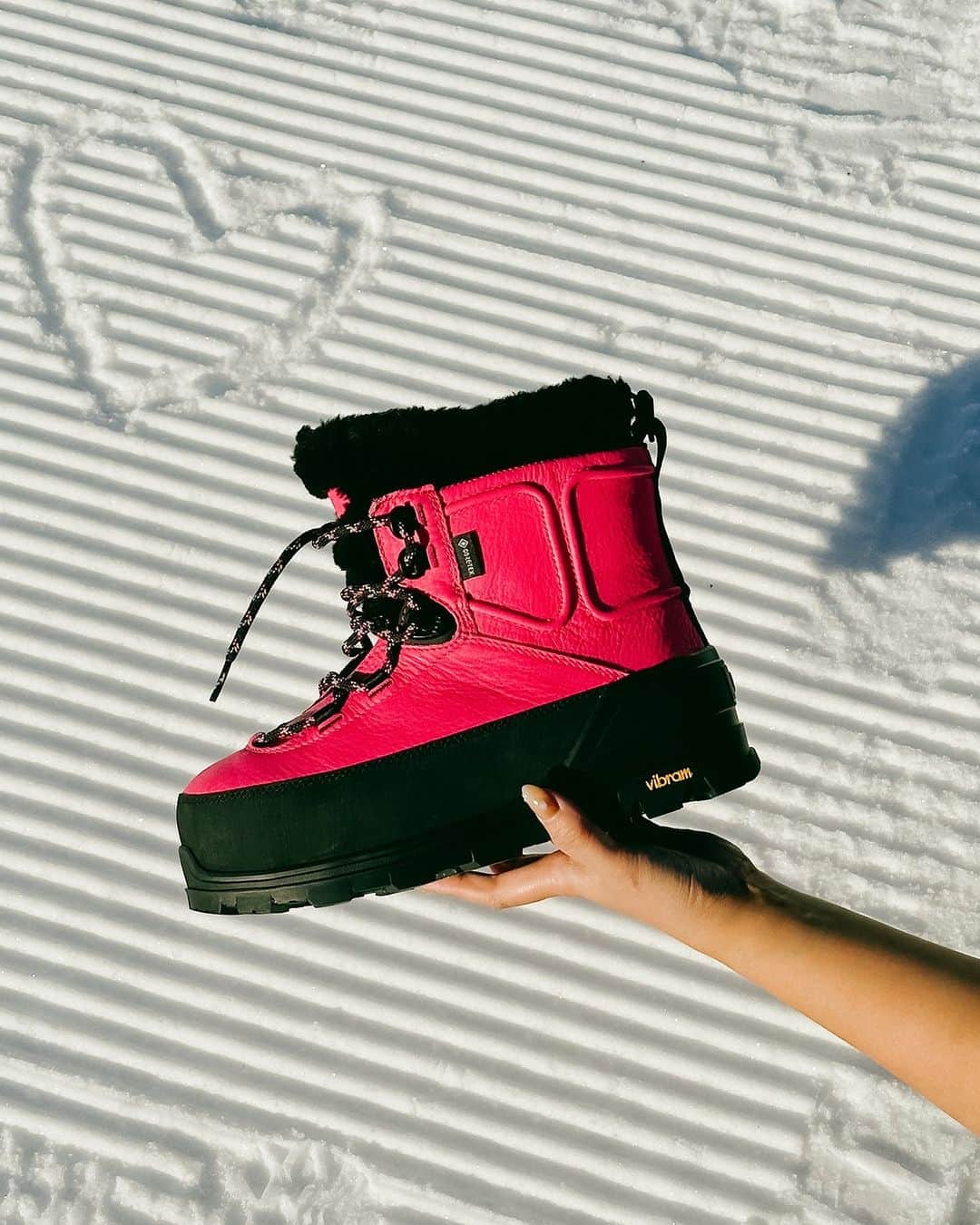 アグのインスタグラム：「Save this for your ski trip outfit inspo.   #UGG #ColdWeatherOutfit」