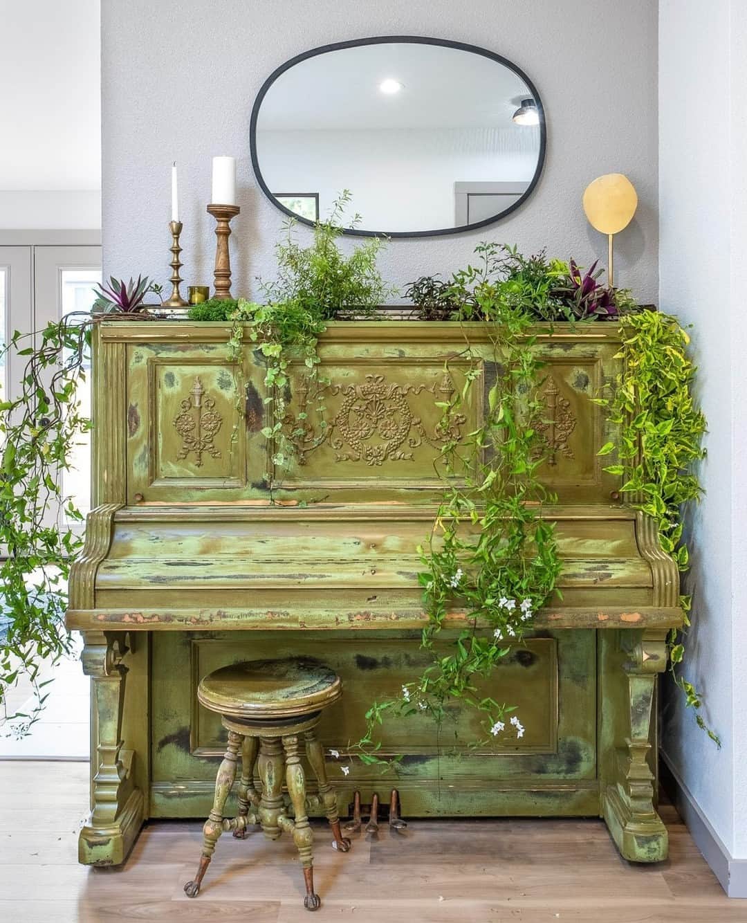 HGTVのインスタグラム：「Can you guess which HGTV hosts upcyled this old piano into a boho-inspired planter? Swipe to find out. 💯⁠ ⁠ Tap the link in our bio for the best DIY home projects from Season 4 of #UnsellableHouses.」