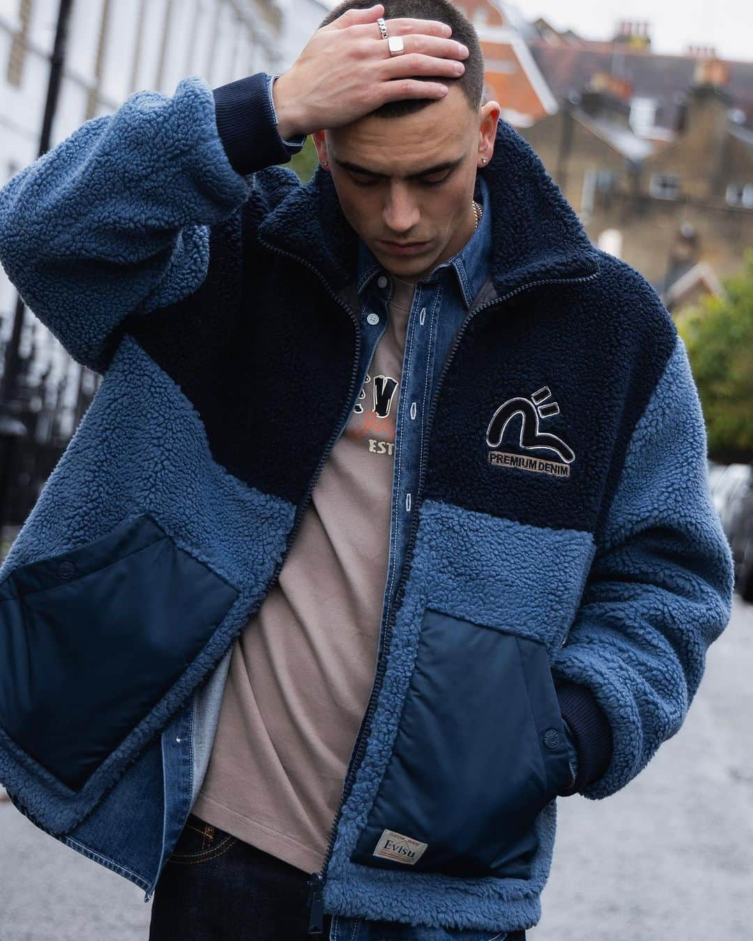 エヴィスジーンズのインスタグラム：「Closer look at our cozy and relaxed fit two tone reversible sherpa jacket with embroidered seagull   #evisu  #evisujeans」