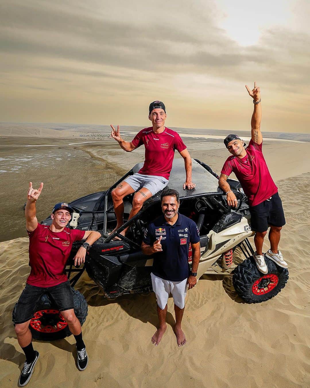 MotoGPさんのインスタグラム写真 - (MotoGPInstagram)「A fun day sharpening the four-wheeled skills with 5-time Dakar Rally winner Nasser Al-Attiyah! 🙌 Time to wash off the sand and get set for the #QatarGP under the lights in Lusail! 🌃  #MotoGP #Motorcycle #Racing #Motorsport」11月16日 0時01分 - motogp