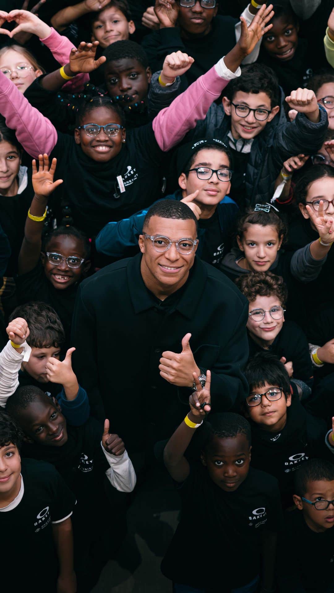 OAKLEYのインスタグラム：「“I am where I am today because people helped me, and I think it’s normal when you succeed, to help in return” @k.mbappe   Together with @OneSight we’re here to ensure the future generation is given the opportunity to see more and be more. Making a lasting impact on the communities we serve to reach our goal of eliminating poor vision in a generation. Thank you KM for standing with us. #BeWhoYouAre」