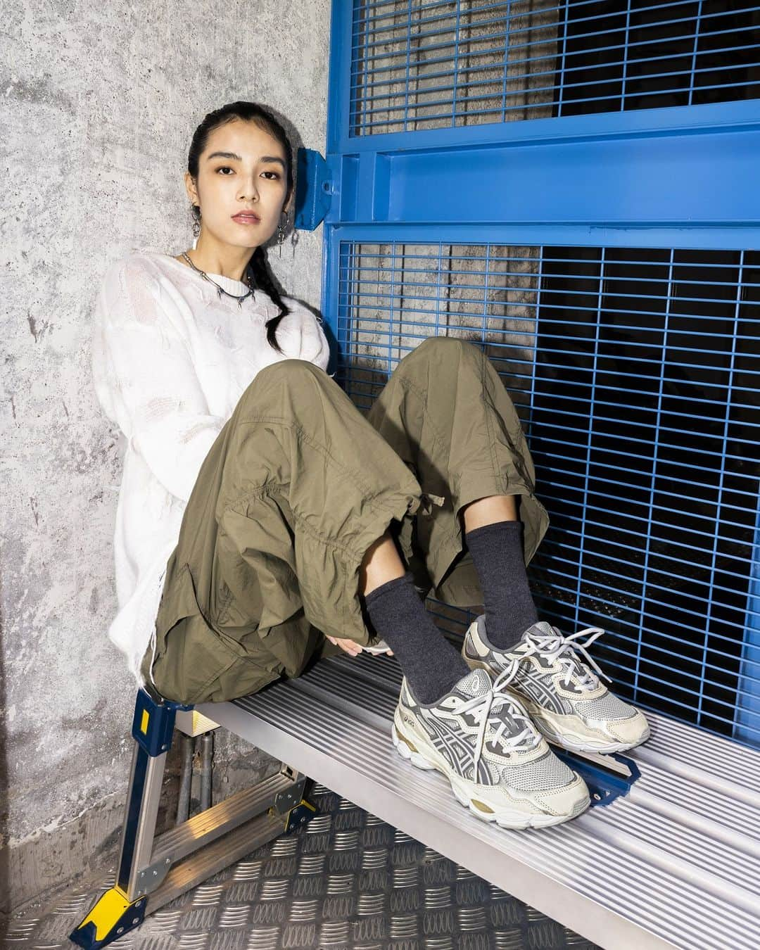 Titoloのインスタグラム：「Move around the city like nothing is holding you back. With cities in mind, the  GEL-NYC seeks out an adventure with style and comfort. ​Modern and stylish like the street of Shanghai.​ #GELNYC   Style Code 1203A383-020  Shop now @titoloshop  @globus」