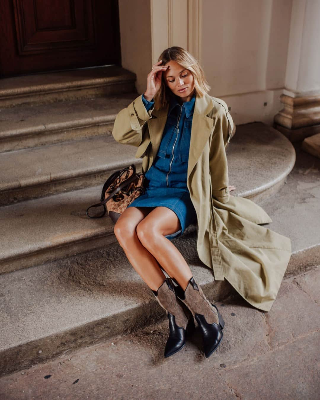 ケンネル&シュメンガーさんのインスタグラム写真 - (ケンネル&シュメンガーInstagram)「check @olga.loeffler wearing our brand new DALLAS bootie from our flash collection.   #kennelundschmenger #wecare #sustainable #new #flashcollection #bootie #western #westernboots」11月16日 0時01分 - kennelundschmenger