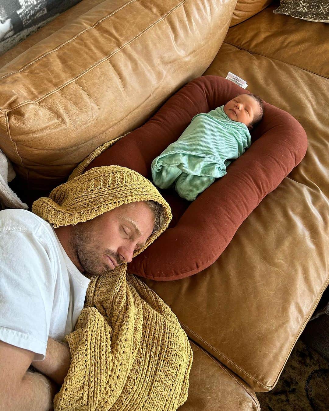 コロヘ・アンディーノのインスタグラム：「Just a little midday nap with my boy!」