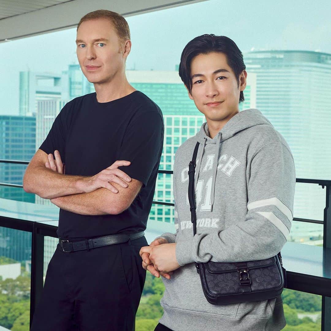 ディーン・フジオカさんのインスタグラム写真 - (ディーン・フジオカInstagram)「コーチのクリエイティブ・ディレクター スチュアート・ヴィヴァースとともに コーチのパーパスである “𝐂𝐨𝐮𝐫𝐚𝐠𝐞 𝐭𝐨 𝐁𝐞 𝐑𝐞𝐚𝐥(リアルに生きる勇気)“ について対談しました。  @coach_japan のリールにて公開中です。 ⁡ 秋の新作バッグも多数あるので 動画と一緒にぜひチェックを🍂 ⁡ ⁡ @stuartvevers @coach_japan ⁡ #CoachJapan #コーチバッグ」11月16日 0時03分 - tfjok