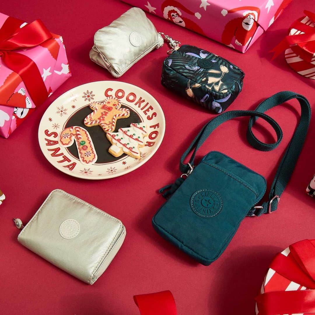 キプリングのインスタグラム：「The cutest little gifts for the most merriest time of the year 🎁  #AllThingsMerry #HappyHolidays #NeverWithoutMyKipling #HolidaySeason #LiveLight」
