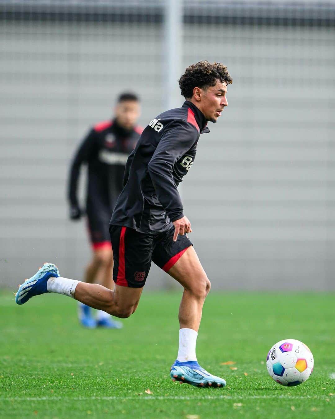 バイエル・レバークーゼンさんのインスタグラム写真 - (バイエル・レバークーゼンInstagram)「Small group, intense session! 👊  🔜#SVWB04 #Bayer04 #Werkself」11月16日 0時35分 - bayer04fussball