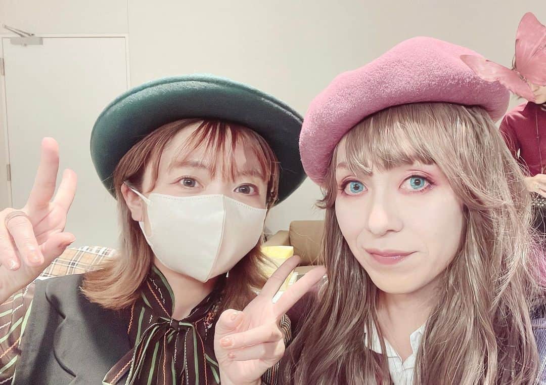 IZAMのインスタグラム：「今日も安心、安定の　まめしゃんとIZAM創り☺️🌸  本番前のテンション創りも天才的で、まめしゃんが居ないと今の僕は成立しなくなりました。 チーン🫠  また歴史がひとつ増えたよ😁👍✨」