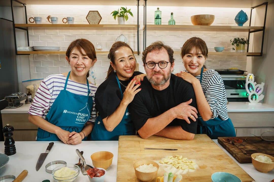 廣瀬規子さんのインスタグラム写真 - (廣瀬規子Instagram)「先日、イタリアのブーツの踵部分に位置する  @weareinpuglia の伝統料理を @hanyito ちゃんと @naosuke0807 さんと一緒に 地元のスターシェフ @antonio.scalera に教えて頂きました😍✨  プーリアは、さすが南イタリア！自然が豊かで農作物も豊富。 海はあるし、文化度も高いし、、、と、 ほんと、憧れの地です🥹✨  今回 優しくて茶目っ気たっぷりの@antonio.sclera シェフに プーリアのマンマの味を教えて頂く機会を頂き、プーリアの方々に触れ、、、 （これまた撮影がむちゃくちゃ楽しくって‼️🥹🙈🥹😆💕撮影クルーの方々も皆さん最高でした‼️お料理も信じられないくらい美味しかった‼️🥹😍）  私はまだ行ったことがないのですが、今回の撮影でプーリアの豊かさを、プーリアの方々を通して肌で感じたような気がしています。 ほんと、、、皆さんなんと温かでお茶目で優しいのだろうかと、 大感動しました🥹✨  ただ素直に、好きだなぁ〜🥴って。  そんな訳で、、、近々YouTubeにもアップされるようなので、 またアップされましたらお知らせさせてください🥹🙏💕（どんな感じになるんだろうか⁉️ワクワク）  あーもー、本当に楽しかった‼️ またやりたいっ😆🙈😆😝  🌹Special thanks: @crikky13 @momchichina 🥹🫶🥹🫶  #weareinpuglia #puglia #italy #shooting #youtube #プーリア #プーリア料理 #イタリアのマンマの味」11月16日 0時09分 - noriko_style