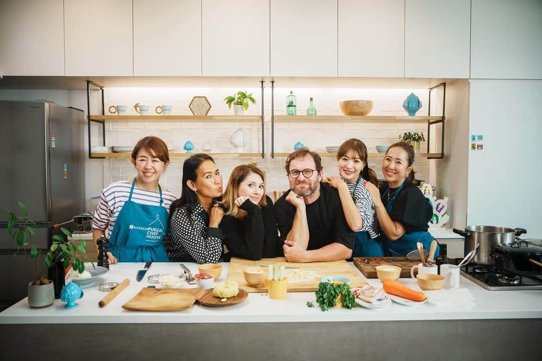 廣瀬規子さんのインスタグラム写真 - (廣瀬規子Instagram)「先日、イタリアのブーツの踵部分に位置する  @weareinpuglia の伝統料理を @hanyito ちゃんと @naosuke0807 さんと一緒に 地元のスターシェフ @antonio.scalera に教えて頂きました😍✨  プーリアは、さすが南イタリア！自然が豊かで農作物も豊富。 海はあるし、文化度も高いし、、、と、 ほんと、憧れの地です🥹✨  今回 優しくて茶目っ気たっぷりの@antonio.sclera シェフに プーリアのマンマの味を教えて頂く機会を頂き、プーリアの方々に触れ、、、 （これまた撮影がむちゃくちゃ楽しくって‼️🥹🙈🥹😆💕撮影クルーの方々も皆さん最高でした‼️お料理も信じられないくらい美味しかった‼️🥹😍）  私はまだ行ったことがないのですが、今回の撮影でプーリアの豊かさを、プーリアの方々を通して肌で感じたような気がしています。 ほんと、、、皆さんなんと温かでお茶目で優しいのだろうかと、 大感動しました🥹✨  ただ素直に、好きだなぁ〜🥴って。  そんな訳で、、、近々YouTubeにもアップされるようなので、 またアップされましたらお知らせさせてください🥹🙏💕（どんな感じになるんだろうか⁉️ワクワク）  あーもー、本当に楽しかった‼️ またやりたいっ😆🙈😆😝  🌹Special thanks: @crikky13 @momchichina 🥹🫶🥹🫶  #weareinpuglia #puglia #italy #shooting #youtube #プーリア #プーリア料理 #イタリアのマンマの味」11月16日 0時09分 - noriko_style