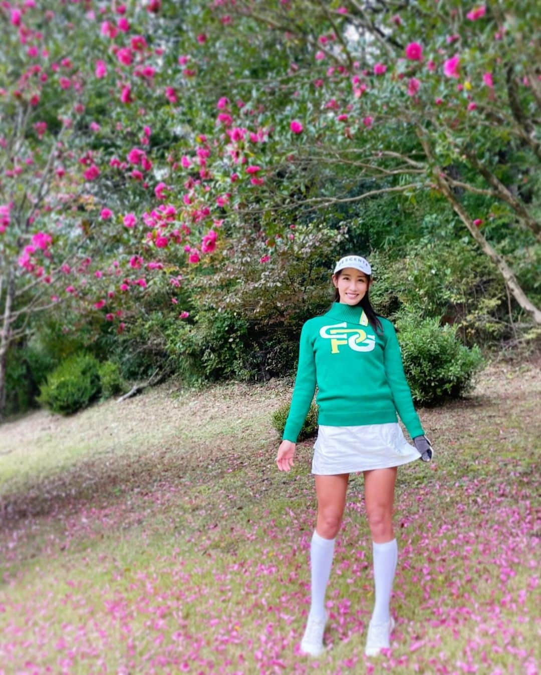 yurieさんのインスタグラム写真 - (yurieInstagram)「寒かったので、厚手のセーターデビュー😄 @cpggolf_official の鮮やかなグリーンのセーター着たら、気分はクリスマスモードだった🤪🌲🎁  みんな何するのかなー😄❓ プレゼント欲しいな🎁  何にも予定なかったら1人で旅に出る予定🥰笑  #cpg #cpggolf #ジーピージー　#cpgコーデ　#ゴルフ女子　#ゴルフ男子　#ゴルフ　#golfcoordinate  #pr #golf #golfswing #golffashion  #golfwear #golfoutfit #ゴルフ好き #ゴルフ初心者 #ゴルフ練習 #ゴルフ女子 #ゴルフ男子 #ゴルフ上手くなりたい #ゴルフ好きと繋がりたい#ゴルフウェアー  #ゴルフスイング #골프 #ゴルフコーデ #スポーツ女子 #ゴルフ旅 #高尔夫球 #กอล์ฟ  #ゴルフ旅行」11月16日 0時09分 - yurie808golf