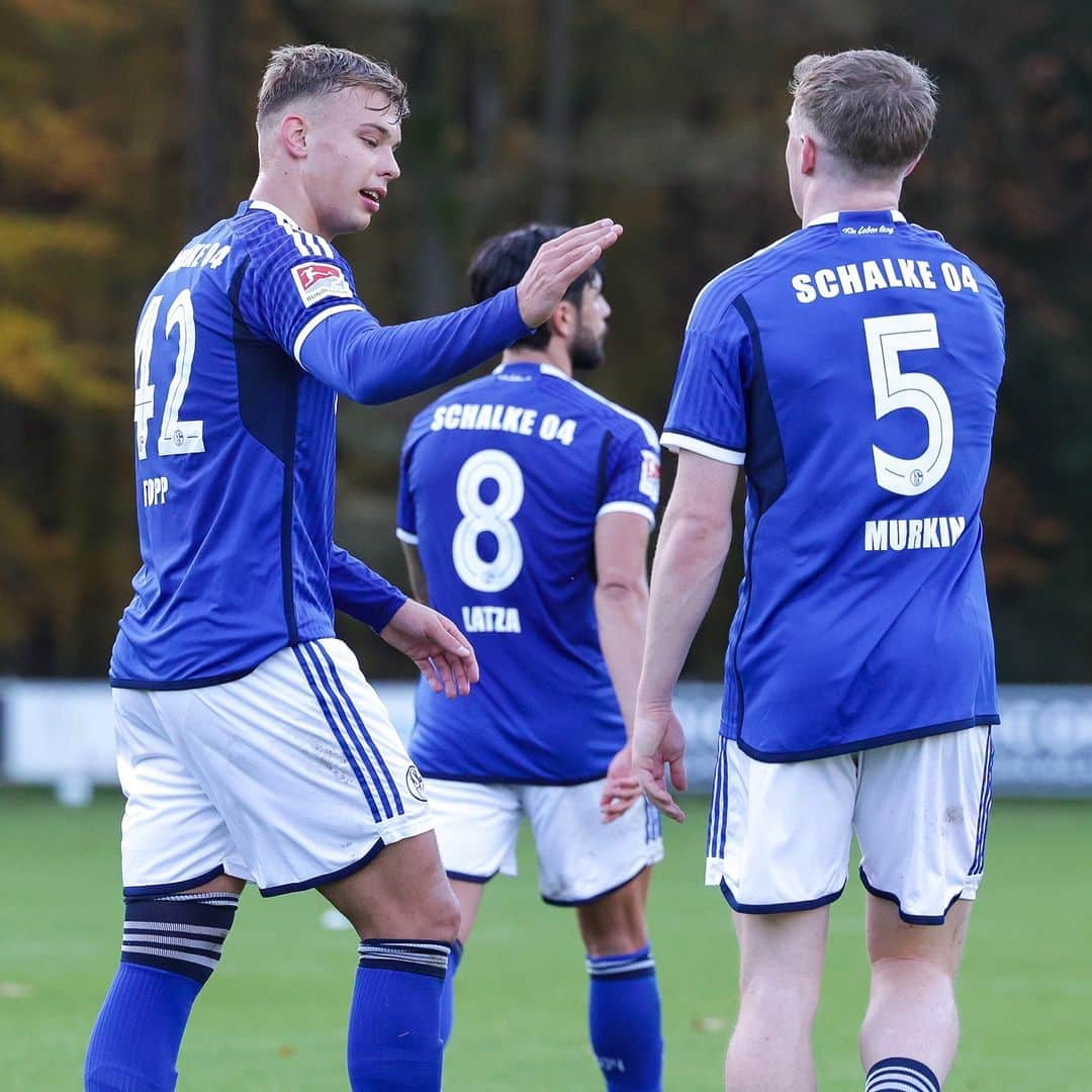 シャルケ04のインスタグラム：「TOOOOR! @keketopp trifft zum 2:0 und Abpfiff - Sieg im Testspiel gegen @psv. Sauber, Männer! 🙌 #PSVS04  . . . #S04 #Schalke04 #PSV #PSVEindhoven #Testspiel #Knappen #Königsblau #EinLebenLang #🔵⚪」