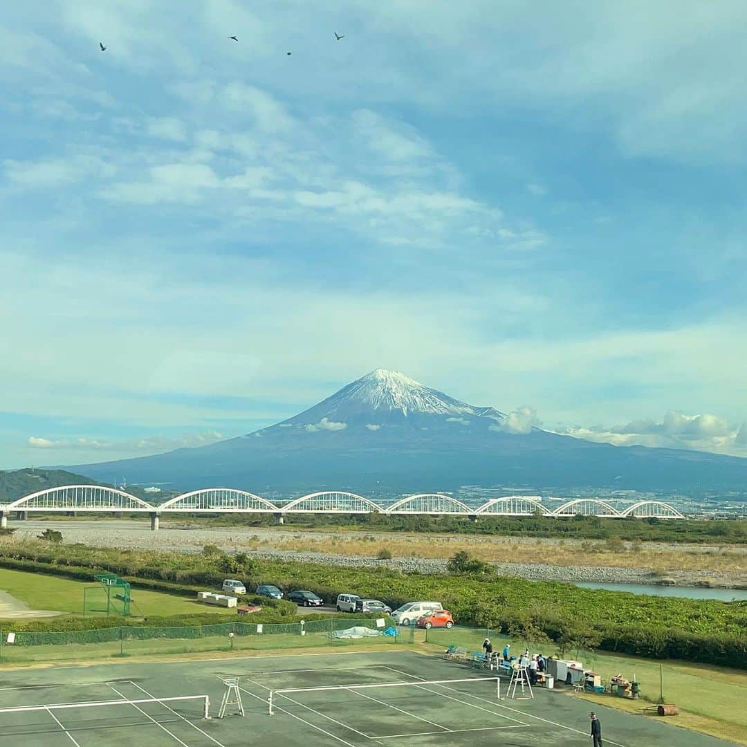 のインスタグラム：「今日は朝から東京脳疲労収録からの飛び出しマンゲキ新ネタライブからの打ち合わせのおじさんグロッキーコースでした。  明日はロケを途中で抜けて座王参戦してロケに戻り終わったらマンゲキライブのスパルタンコース。  全てを無事に終えて泥のように眠りたい。  そして子供達に泥団子にしてもらい乾燥してひび割れたい。  いいねちょうだい」