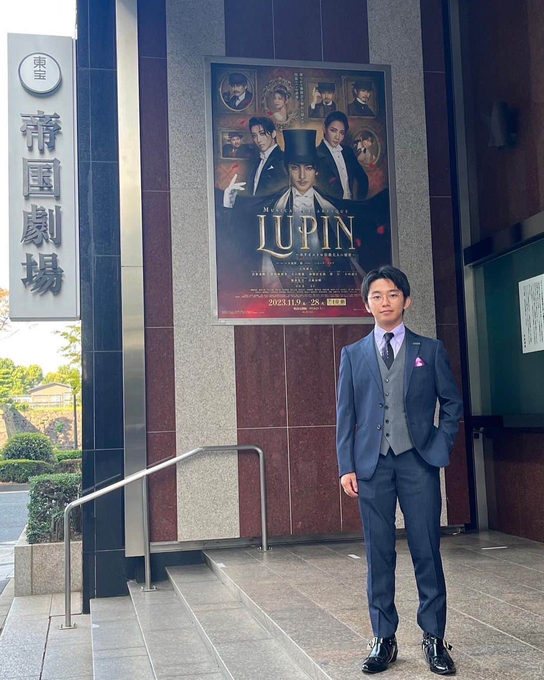 加藤清史郎さんのインスタグラム写真 - (加藤清史郎Instagram)「・ 10年ぶりの帝国劇場。 初日の前の日は、緊張してようがしてまいが 謎に眠れない現象に陥るものです。 少し寝不足で顔パンッパンですが、 記念にと思って撮ったので、許して下さい笑笑 　 　 10年前のレミゼラブルの写真を2枚載せます。 (2枚目が5月の初日、3枚目が東京凱旋11月の千穐楽) 　 5月から11月までの地方公演の間に、美味しいものをたらふく食べ過ぎて、3枚目ぷっくりしてますよね笑笑 ガヴローシュは肩車されたり、 撃たれて落ちてくるのをキャッチしてもらったりで、 これ以上重くならないように、公演前、地方でも公園でランニングをしてから劇場入りしておりました。 懐かしい笑笑 　　  この10年、様々な場所で、 本当に色々な経験をしては来たけど、 少しは成長できたのだろうか… 　 まだまだだなぁ、、 休演日明け、今日も張り切っていくぞー！ 　 　 　 4枚目はおまけの11年前。 左上の 金髪ルドルフ 雄大くん 右下の 子ルドルフ 清史郎  同じ棺桶出身の2人ですが 今はルパンとイジドールです。 感慨深いですよね、これ。笑 　 @yuta_furukawa_official #古川雄大 　  #lupin #ルパン #カリオストロ伯爵夫人の秘密 #イジドール #イジドールボートルレ#加藤清史郎 #帝国劇場 #帝劇 #御園座 #梅芸 #博多座 #ホクト文化ホール」11月15日 15時15分 - kato_seishiro_official