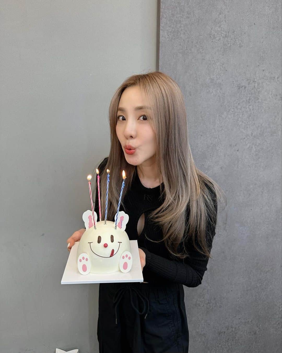 のインスタグラム：「Thank you for all the greetings 🎂🥳🥰 love you all~!!!  #bdayweek🎉」