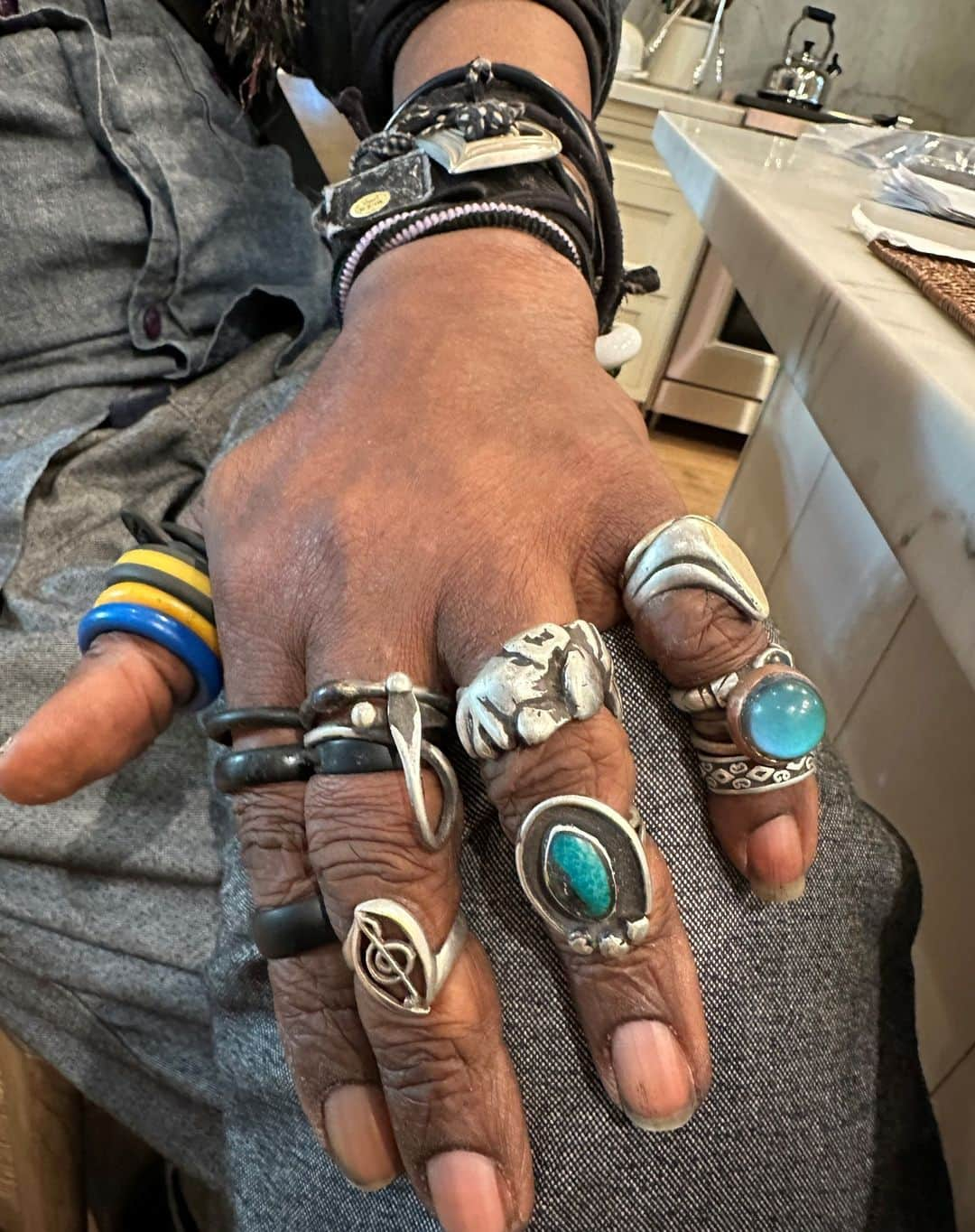 ジェーン・フォンダのインスタグラム：「The inspired painter/sculptor and singer, Lonnie Holley, came over this weekend and had brunch with me. This is his hand. @lonnieholleysuniverse」