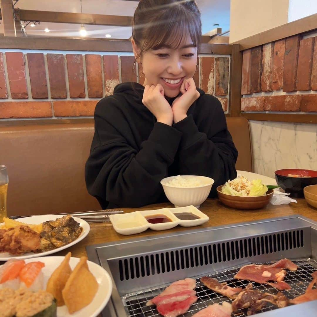 室谷香菜子さんのインスタグラム写真 - (室谷香菜子Instagram)「焼肉バイキングって、 どうしてこんなにワクワクするんでしょうか…☺︎  #焼肉食べ放題 #バイキング大好き #焼肉大好き #食べる幸せ #髪を結って気合を入れて臨む」11月15日 15時21分 - hbc_muroyakanako