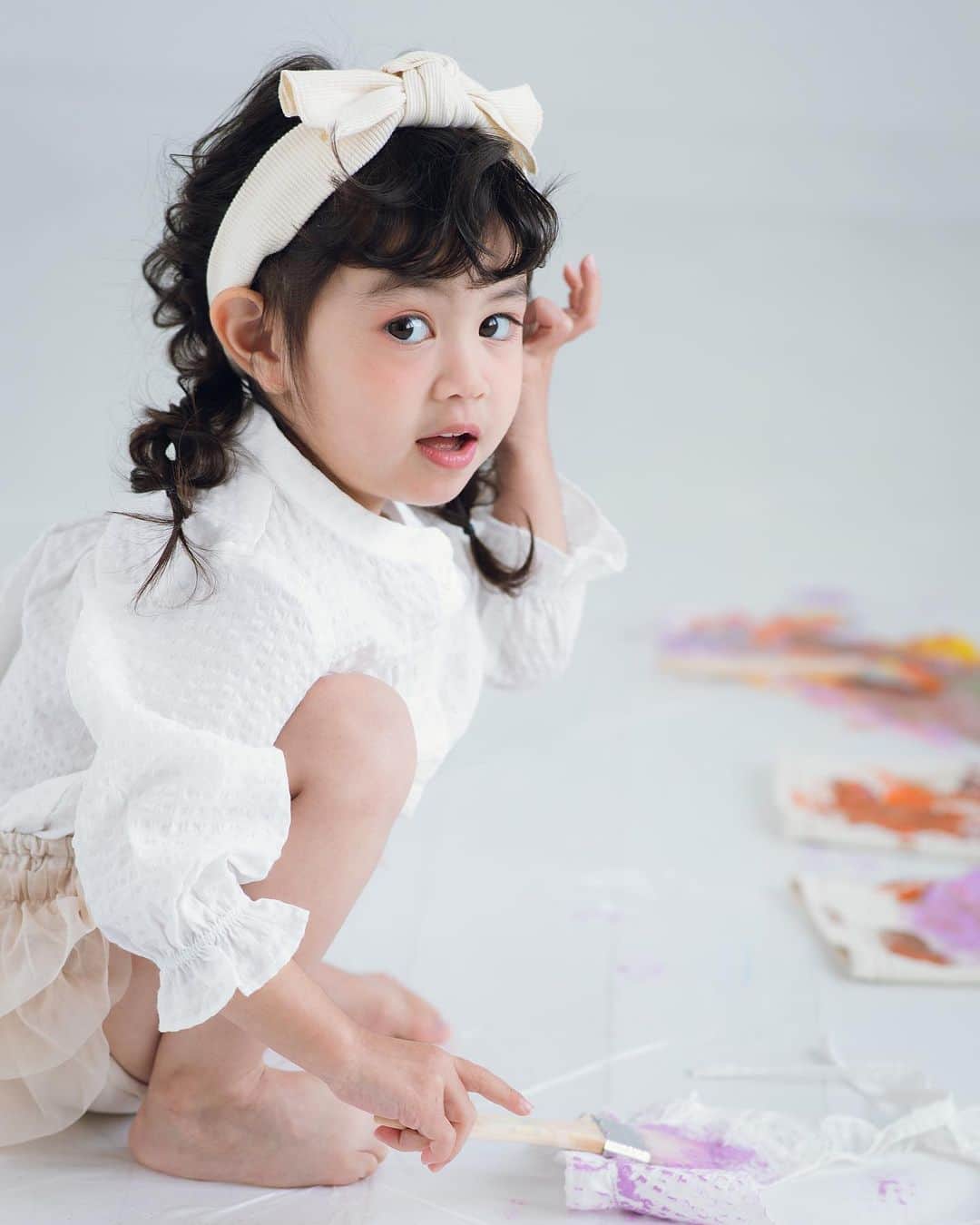 藤本奈月のインスタグラム：「photo by @photostudio_ivy  七五三記念の撮影を。和装の七五三は月乃の時にアリスでやったけど、 思い出に残る方法を選んでみた☀️ 真っ白なお洋服に、好きな色を好きなようにペイント。 やりたいようにやらせてみると、ほんとによく性格がわかるw マイルールの強い緋月は、協調性でこれから苦労するだろうなぁw」