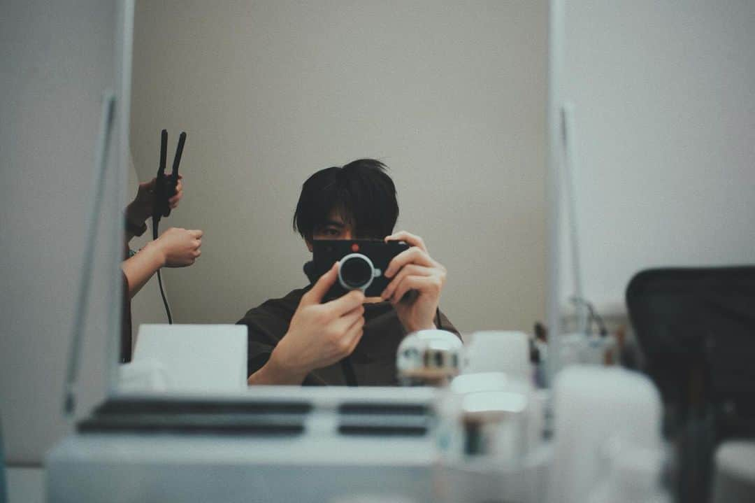 中島裕翔のインスタグラム：「It’s been a while.  お久しぶりです。  I’m having my makeup done.  メイク中…  [Leica M11] f2/28mm ISO 200, f2.8, 1/180   #yutogenic #leica」