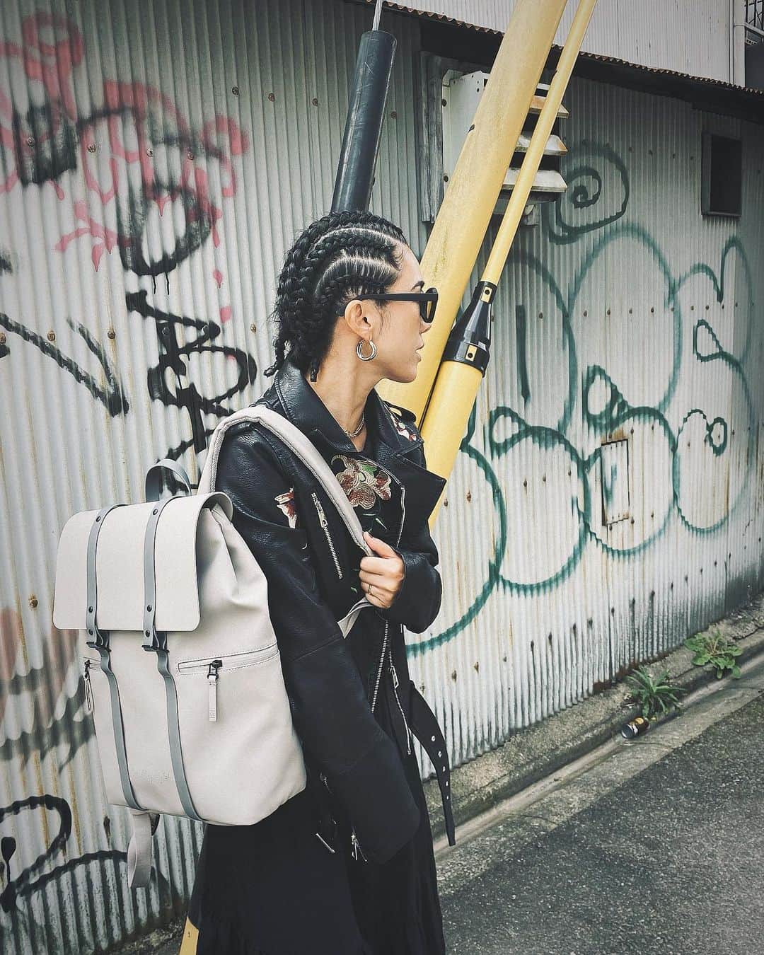 TiAのインスタグラム：「@gastonluga ✖️TiA   これは、 スプラッシュ2.0-13”トープ RE806  今、  #ブラックフライデー  全品25％OFFセール　 期間限定エコギフトトートLプレゼント！とのことです。🤫  ※数量限定・なくなり次第終了  PC入れるところあって本当に便利で愛用してます。💙💜💛  #gastonluga #glbf23 #pr   #fashion #art #music #love #gospel」
