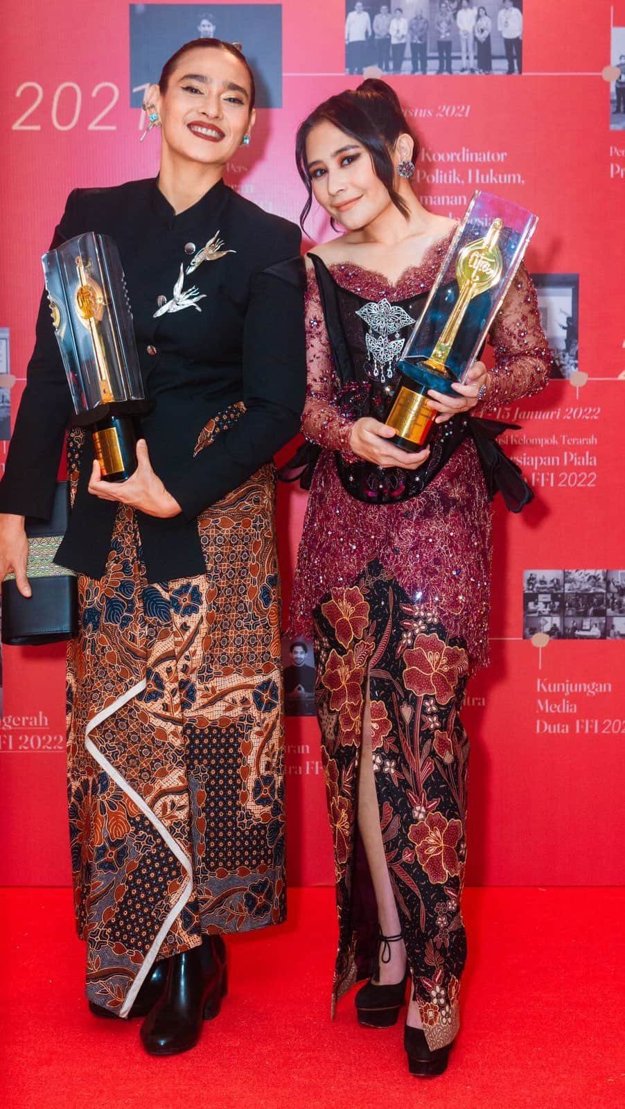 Prilly Latuconsinaのインスタグラム：「@prillylatuconsina96 dan @inefebriyanti memenangkan Piala Citra untuk Pemeran Pendukung Perempuan dan Utama Terbaik Festival Film Indonesia 2023 untuk film Budi Pekerti. Ini adalah recap keseruan malam anugerah FFI 2023 tanggal 14 November 2023.  Budi Pekerti Sedang tayang di bioskop  Video oleh @ikhsanprastowo   @filmbudipekerti #BudiPekerti #SedangTayangdiBioskop」