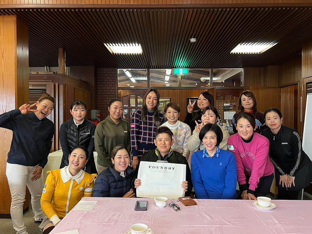 天沼知恵子のインスタグラム：「関西方面 プロアマ大会へ お邪魔してきました！！  木本プロありがとうございました😊 ゴルフ場移動をプロの皆様、助けていただきありがとうございました😊  枚方カントリーの井上誠一さん設計にやられた2日間でした！ 🥲🥲🥲  お土産もいただきありがとうございました😊 明日まであるプロの皆様、頑張ってください👍👍👍  #プロアマ大会  #企業様プロアマ #女子プロゴルファー #京都 #奈良 #大阪 #木本若菜プロ」