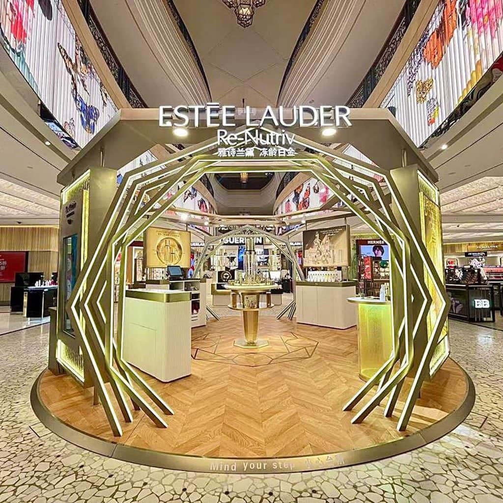 DFS & T Galleriaのインスタグラム：「Indulge in the Gifts of Luxury from Estée Lauder Re-Nutriv. Experience the pinnacle of skincare innovation, inspired by Sirtuin science to unveil your skin’s longevity code.  Pamper your skin for the trips  ahead and indulge in Re-Nutriv’s ultimate lifting power to help fight jet lags, arrive radiant, and look well-rested.  If you are traveling through Macau, visit T Galleria Shoppes at Four Seasons and T Galleria Beauty at Galaxy Macau. Treat yourself to the exclusive Re-Nutriv facial experience (with a qualifying purchase of MOP 5,000+). Your radiant transformation awaits!  @EsteeLauder #EsteeLauder #DFSxEsteeLauder #DFSOfficial #DFSBeauty」