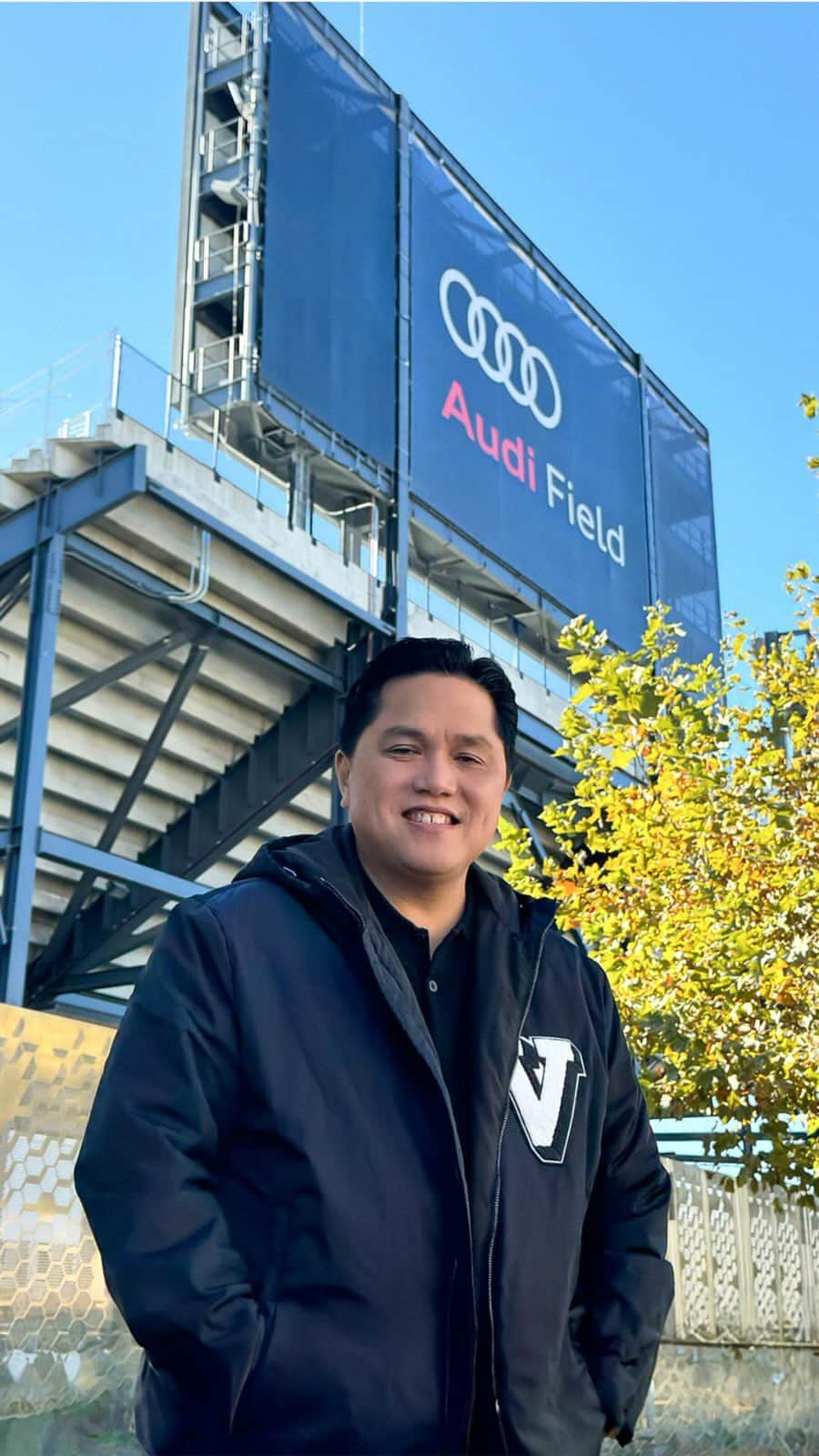 エリック・トヒルのインスタグラム：「Nostalgia sedikit mumpung lagi di Washington D.C.   Siang ini mampir ke markas D.C. United, klub yang pernah saya miliki dari 2012 sampai 2018 di Audi Field.  Jadi ingat perjuangan membesarkan D.C. United, salah satunya usaha untuk punya stadion. Kami ingin D.C. United menjadi ikon sepak bola di ibu kota, hingga akhirnya bisa punya stadion di Washington D.C.   Saat di D.C. United, saya juga sempat mendatangkan legenda Inggris dan Man. United, Wayne Rooney untuk meningkatkan kualitas liga dan membuat D.C United dan MLS makin dikenal di dunia.  Sepak bola Indonesia juga punya potensi besar untuk bisa dikenal dunia. Kita punya pemain-pemain berbakat dan pecinta sepak bola yang luar biasa.  Ayo kita berjuang bersama memajukan sepak bola Indonesia 🇮🇩」