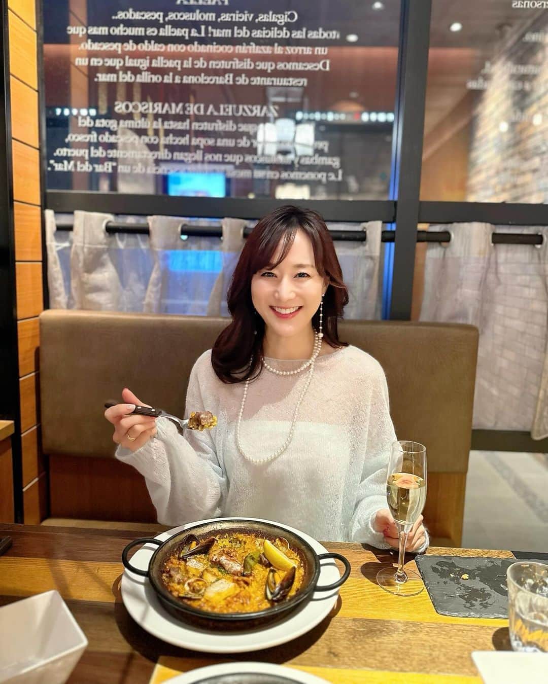 村上麻衣のインスタグラム：「1〜3枚目 「はい、どーぞ」のコマ送りみたいになりました🤭  📍Bar Espanol LA BODEGA   銀座駅に直結✨  魚介とウニとイベリコ豚のパエリア🍽️ 好きなもの全部入っていて、 美味しかったです😋  食欲の秋だわ〜🍂 （オールシーズン食欲あるけど🐷）  #美味しい#銀座 #銀座ランチ #銀座ディナー #銀座グルメ #ginza」