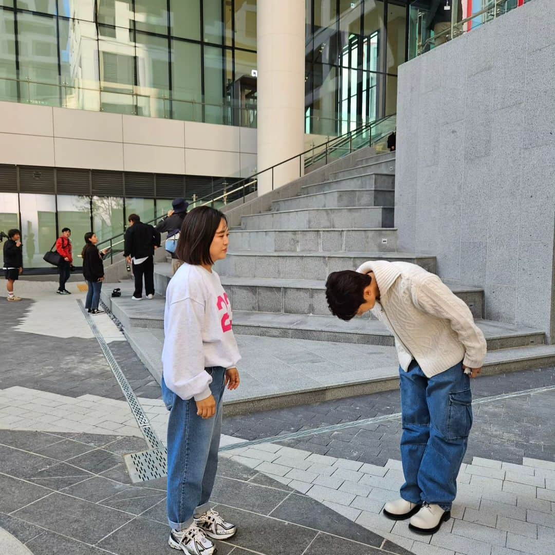 キム・スクさんのインスタグラム写真 - (キム・スクInstagram)「우영이의 인사법 만났을때 인사 & 촬영끝나고 인사  @0430_live_boy #구해줘홈즈」11月15日 15時38分 - 4000man_