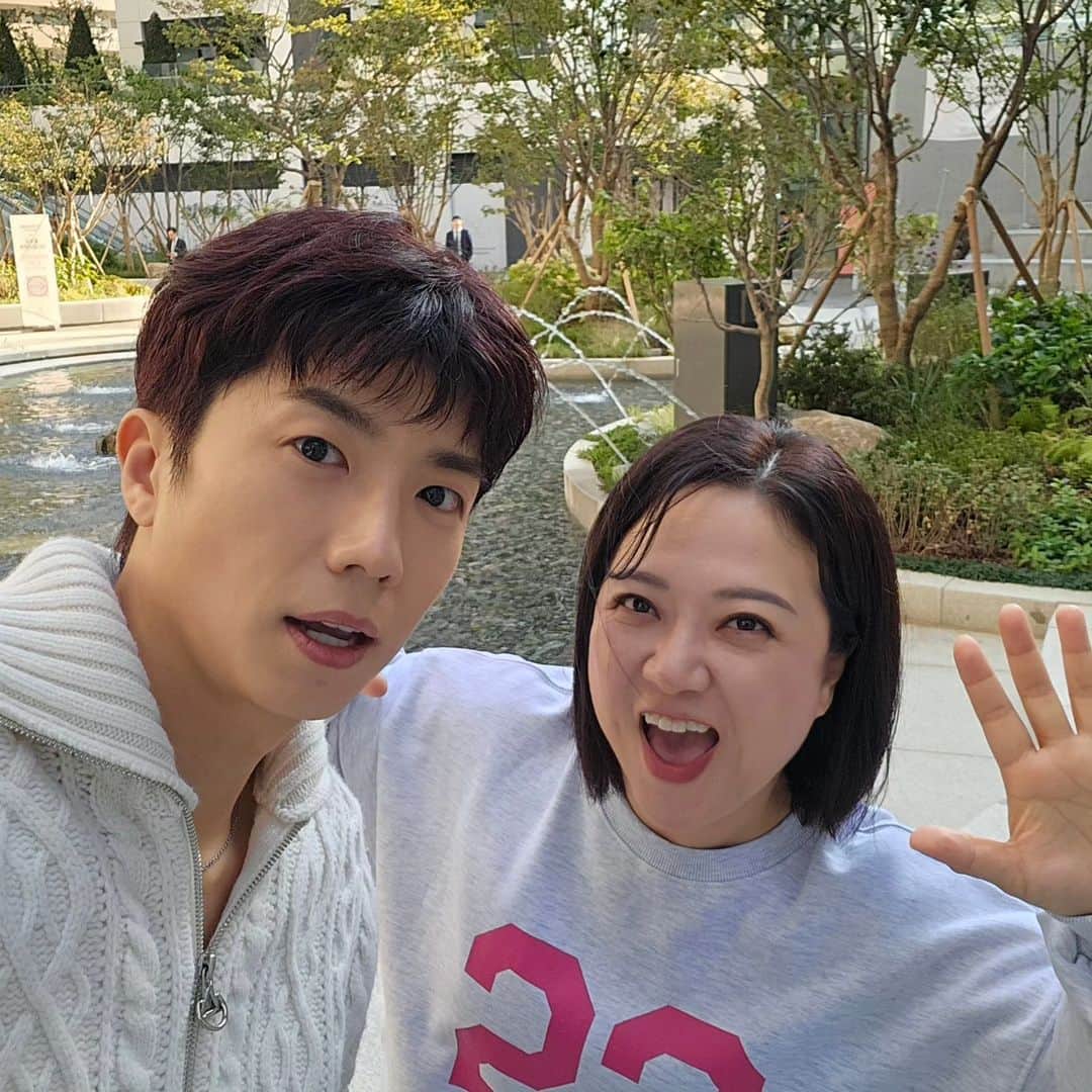 キム・スクさんのインスタグラム写真 - (キム・スクInstagram)「우영이의 인사법 만났을때 인사 & 촬영끝나고 인사  @0430_live_boy #구해줘홈즈」11月15日 15時38分 - 4000man_