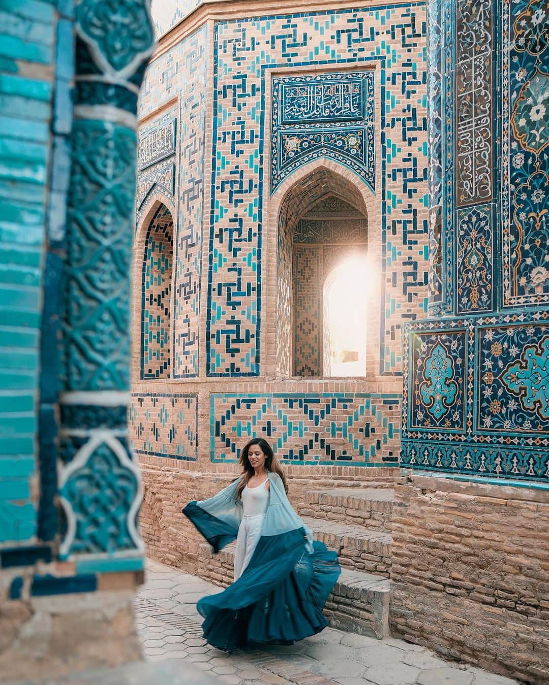 Aakriti Ranaのインスタグラム：「The insanely gorgeous Samarkand, Uzbekistan ❤️ Still completely in awe of the beauty of this place!   Who would you go here with?   #aakritirana #aakritiandrohan #uzbekistan #samarkand #travelblogger #indiantravelblogger #travelphotography」