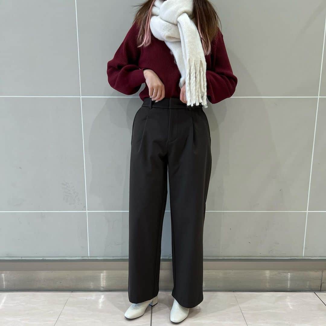 神戸レタス三宮店のインスタグラム：「. 裏ファー暖かパンツ🤎  裏起毛になっているので、真冬も暖かくご着用頂けるアイテムになっております♫  🏷️M3987 ¥4,990(taxin) ［裏起毛］防風裏ファーストレートタックパンツ ⁡ ⁡ ▶︎▶︎▶︎STAFF なぎさ　162cm(姫路店) ⁡ ⁡ #kobelettuce#神戸レタス#レタジョ#プチプラコーデ#プチプラ#大人カジュアル#ベスト#ベストコーデ#秋コーデ#秋服 #冬服 #冬コーデ #マフラー#ootd#fashion#code#coordinate#himeji#姫路 #aeonmall_toyokawa_topic」