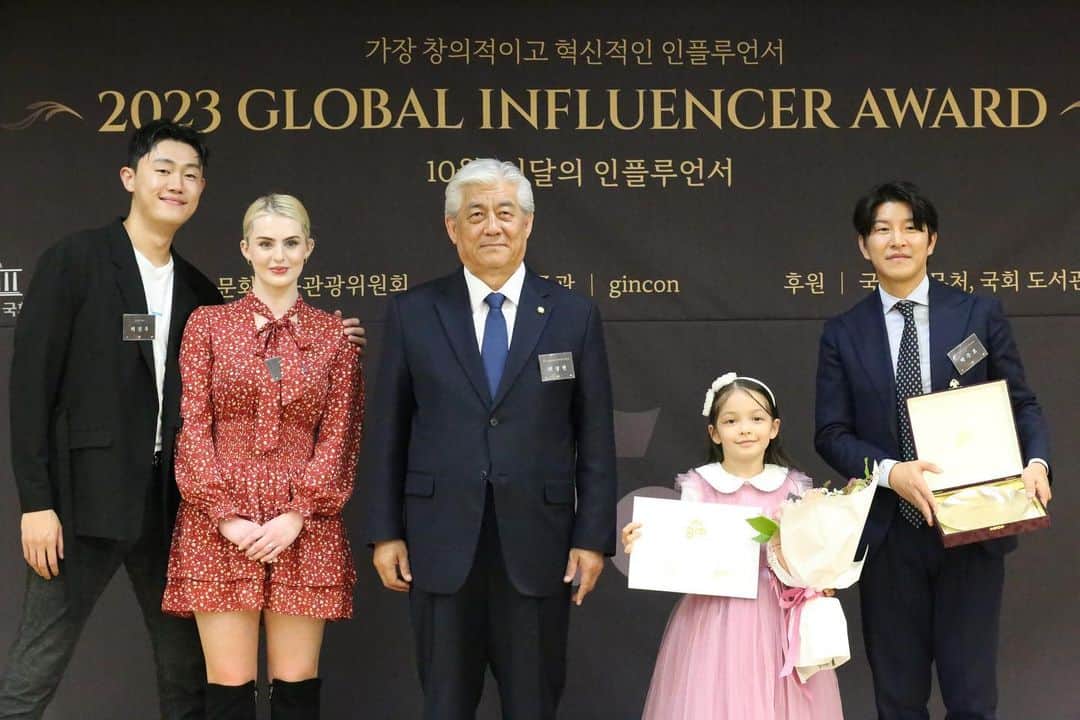パク・チュホさんのインスタグラム写真 - (パク・チュホInstagram)「조금 늦게 올렸지만 인플루언서상을 다시 한번 감사드립니다 😁 @gin.con 덕분에 나은이와 함께 국회에서 새로운 추억을 쌓았네요🥰🥰 캡틴파추호 더 열심히 촬영하고 올리겠습니다   그리고 같이 상을 받은 이상훈TV 김성회의g식백과 아포리아님 다시 한번 축하드리고 또 만날 기회가있으면 좋겠네요~~ 🙌🙌  나은이와 함께 부산엑스포 유치 성공을 응원하겠습니다💪🏽  #busanisreadyforexpo2030 #2030부산세계박람회」11月15日 15時46分 - milany_p