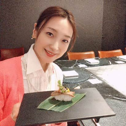 藤原宏美（ひろみん）のインスタグラム：「【銀座で贅沢！肉尽くしの鉄板焼ディナー】  2泊3日の久々の東京😊  2日目の夜は、 イルミネーションで輝く銀座へ✨  大人のデートにピッタリの オシャレな鉄板焼屋さん。  ＼　 しろや銀座亭 ／  メインは特選神戸牛 サーロインステーキ😍  #にんにくと本山葵でいただくのが好き #ミディアムレアでお願いします  目の前で焼き上げてくれるのを じーっと見つめていると、  昨日空輸で届いたばかりだと シェフが見せてくれた神戸牛の証😊  #鉄板焼の醍醐味 #目の前のご馳走と #シェフとの会話  肉寿司にはキャビアや生雲丹～🎵  スープのマッシュルームは 熟成させているらしく 旨味と香りが👌  鮮やかな紫白菜も甘くて美味しかったなぁ☺️  とっても幸せな時間でした！  皆さんもぜひ特別な記念日に ご利用になって下さいね👍  PR @shiroya_ginzatei_official  #銀座ディナー #誕生日ディナー #東京グルメ #鉄板焼き #teppanyaki #wagyu #しろや銀座亭 #銀座グルメ #銀座駅 #東銀座駅 #銀座一丁目駅」