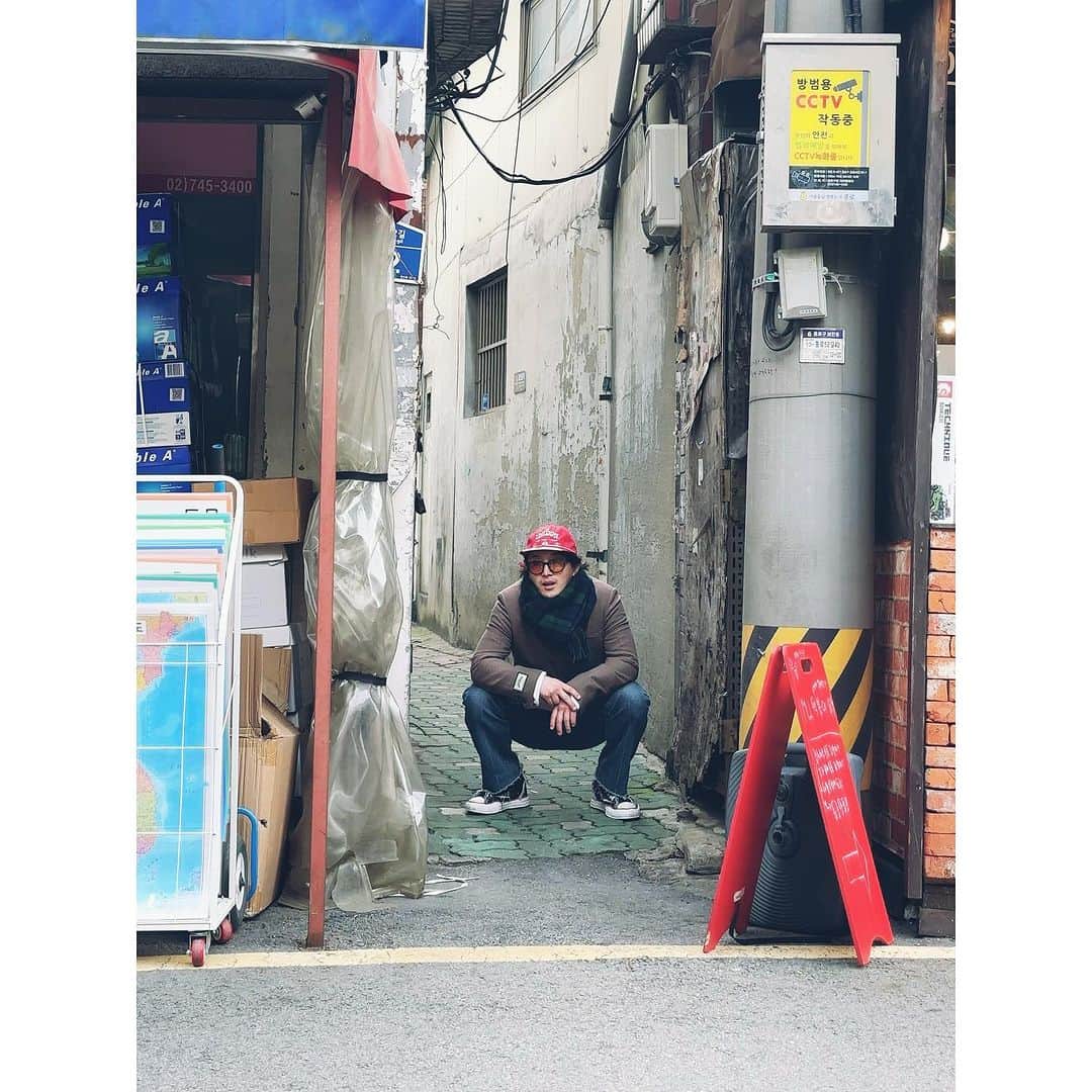 トン・ヒョンべのインスタグラム：「🧍‍♂️사진을 찍혔다. @londonunderground.studio」