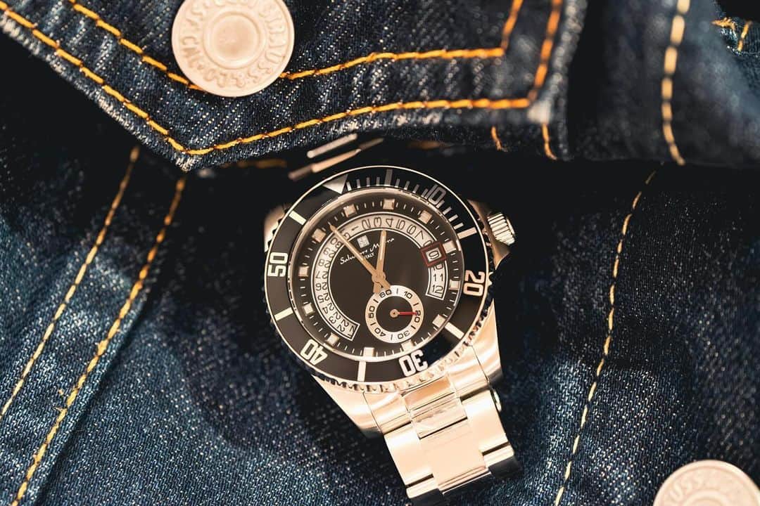 のインスタグラム：「⌚️ 【商品紹介】 SALVATORE MARRA 品番: SM22107-SSBK  こんにちは、時計倉庫𝖳𝖮𝖪𝖨𝖠三宮店です！ カレンダーのダイヤルと秒針の窓とフェイスのシルエットがシンクロしていてデザイン性が高いお時計です。回転式ベゼルにより、ダイバーズウォッチのような雰囲気でストリート系のファッション等にも合いそうです！針や色自体はシンプルなので、時間確認の邪魔をしないのが嬉しいです✨  大きさや実際の色味など、ぜひ店頭でお試しください！スタッフ一同、心よりお待ちしております🙇‍♀️  ……………………………………………………….................  ☟オンラインショップはプロフィールURLから☟ @tokia_official  ……………………………………………………….................  #時計倉庫 #時計倉庫tokia #腕時計 #watch #手表 #腕元倶楽部 #腕時計好きな人と繋がりたい #salvatoremarra」